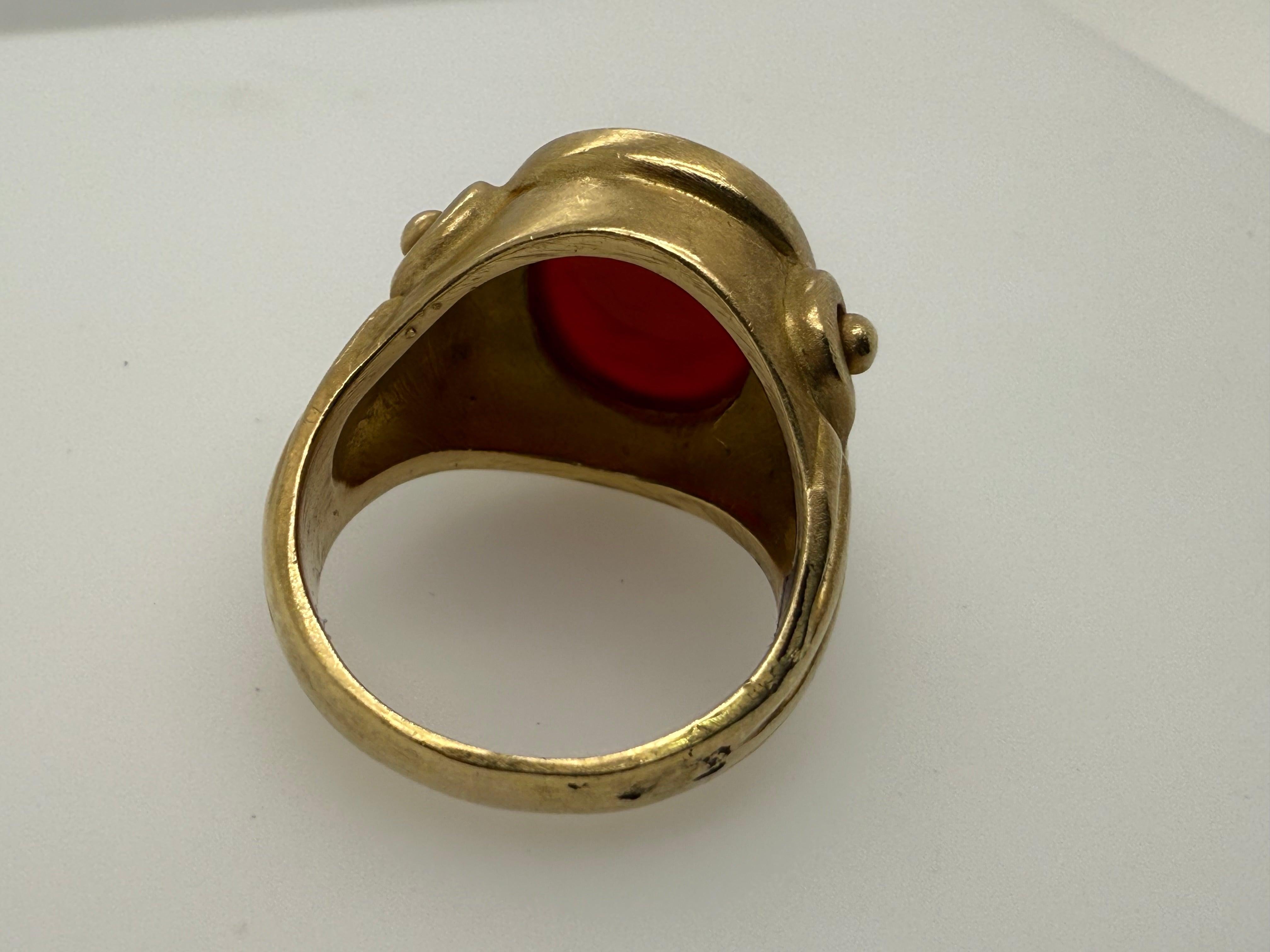 Anello retro in oro Nature Brownish Roman Carnelian Intaglio Statement Ring Circa 1980 in vendita 2