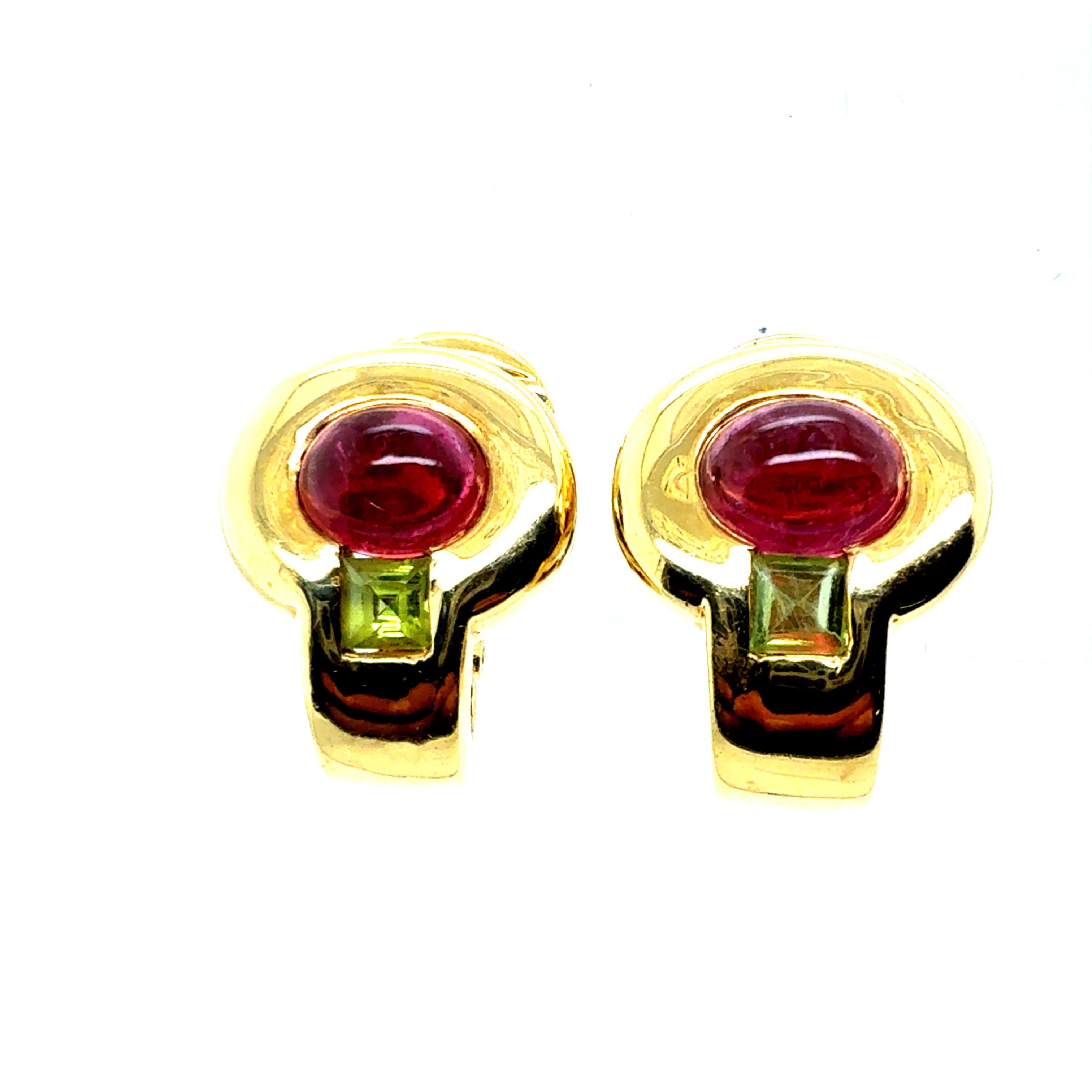 Rétro Boucles d'oreilles rétro en or naturel avec tourmaline cabochon et péridot Circa 1980 en vente