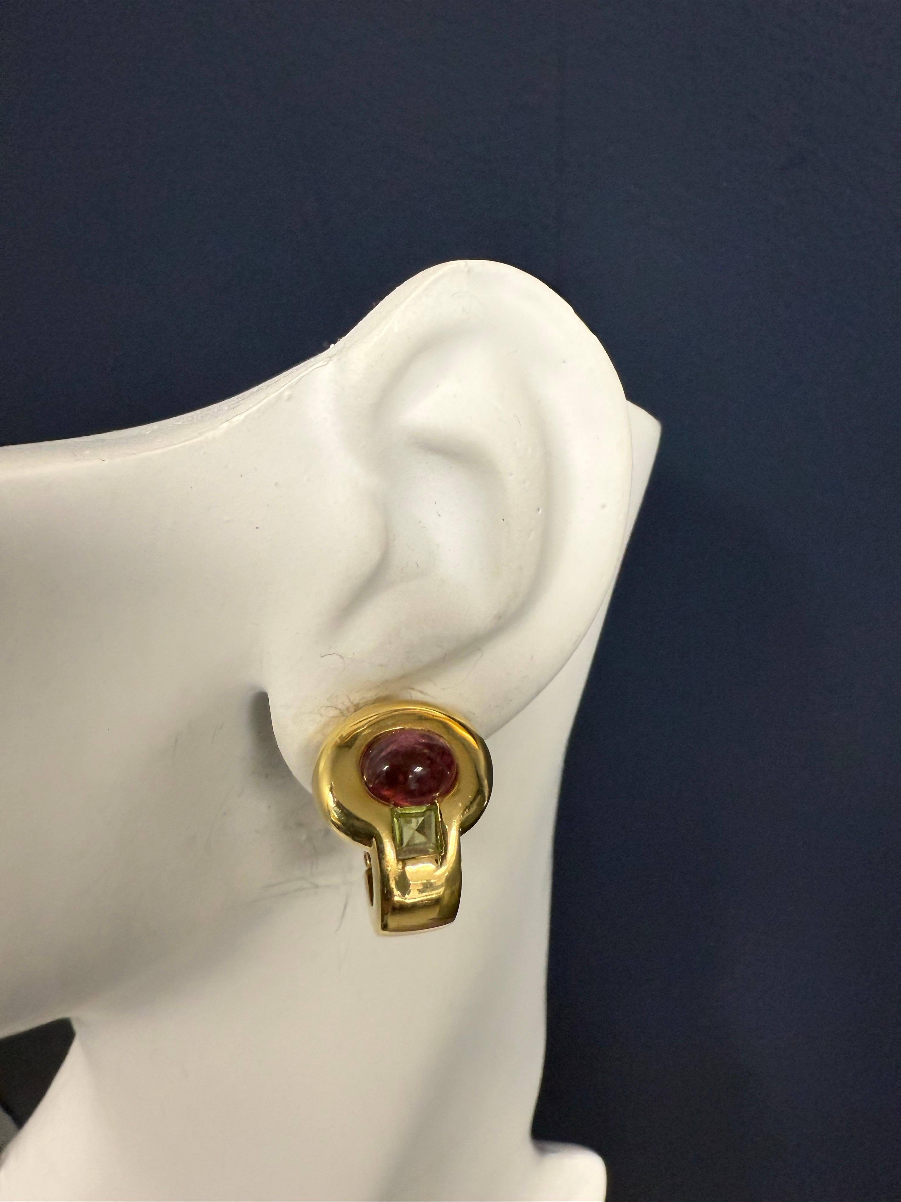 Boucles d'oreilles rétro en or naturel avec tourmaline cabochon et péridot Circa 1980 Bon état - En vente à Los Angeles, CA