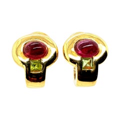 Boucles d'oreilles rétro en or naturel avec tourmaline cabochon et péridot Circa 1980