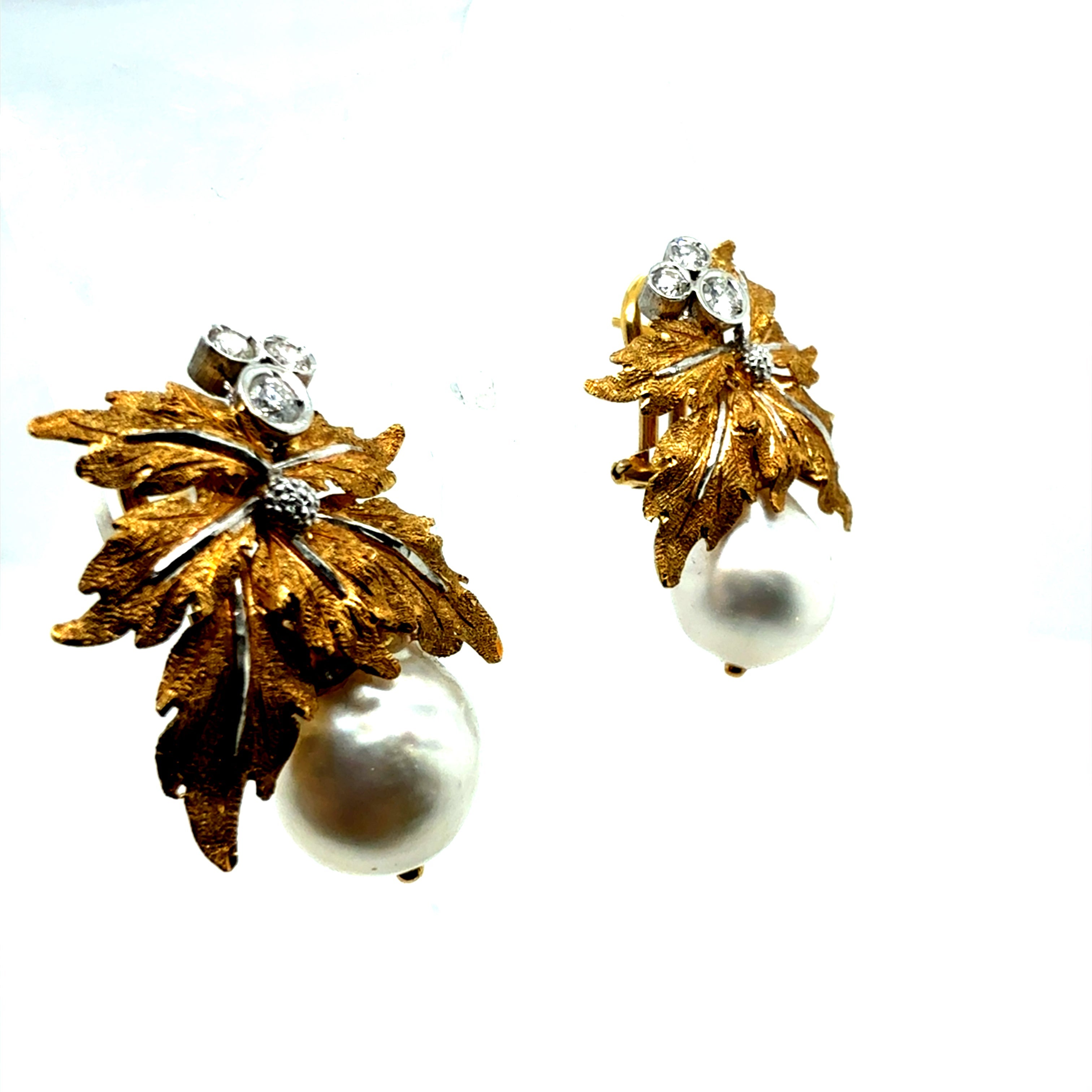 Atemberaubende Retro-Ohrringe mit natürlichen Diamanten und Perlen, gefertigt aus Gelb- und Weißgold. Das Blattmotiv im Vintage-Stil ist eine seltene Handarbeit, die heute kaum noch zu reproduzieren ist. 
Diese Ohrringe sind mit ca. 0,45 Karat