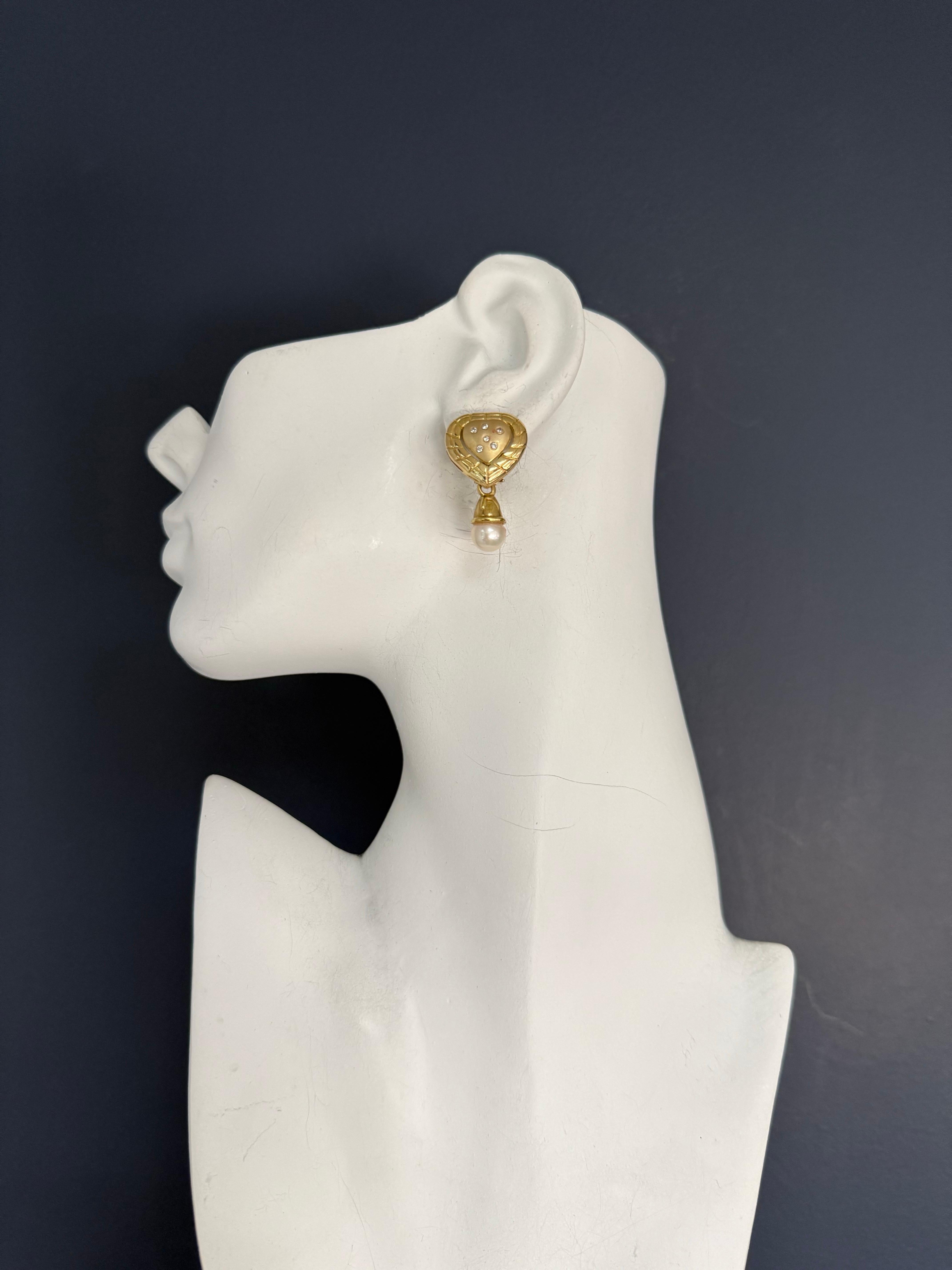 Orecchini a goccia a cuore in oro retrò con diamanti naturali e perle, CIRCA 1990 in vendita 1