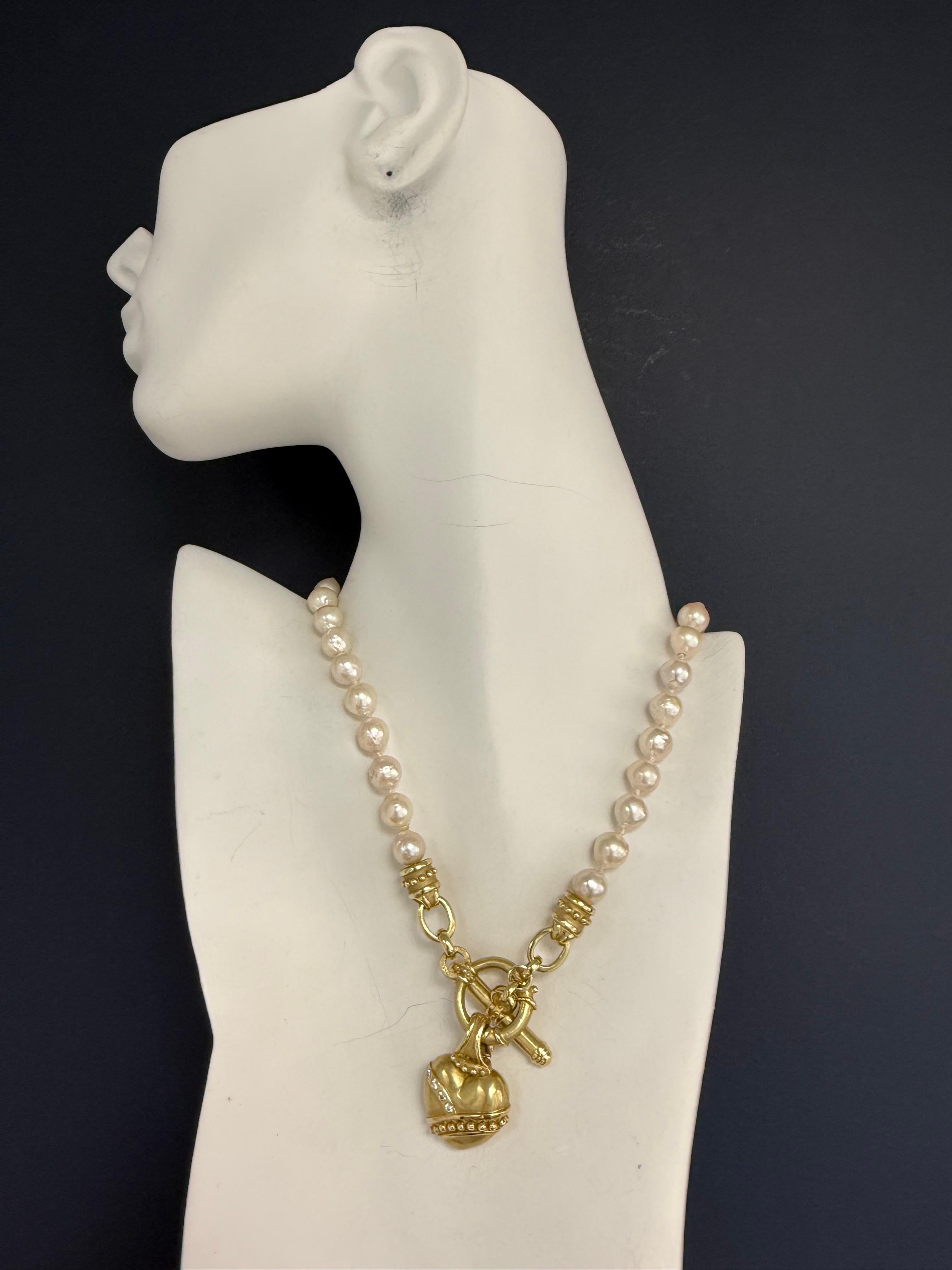 Collana di perle barocche coltivate in oro giallo 14K dal peso di circa 64 grammi. Il pezzo è composto da trentatré perle, ognuna delle quali misura circa 8,5 mm di diametro, e da cinque diamanti naturali tondi brillanti incolori per un totale di