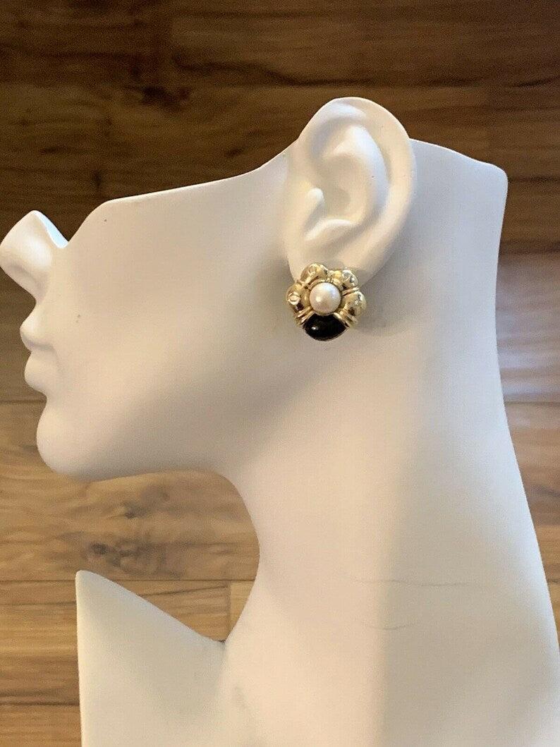 Retro 14k Gelbgold, 8 natürliche Marquise Diamanten (ca. 1 Karat, G-H Farbe, VS Klarheit), Onyx &; Perlenohrringe CIRCA 1980. Das Gesamtgewicht beträgt 17 Gramm, der Zustand ist Pre-owned.


Drei Haftungsausschlüsse / Besondere Hinweise: 

Artikel,