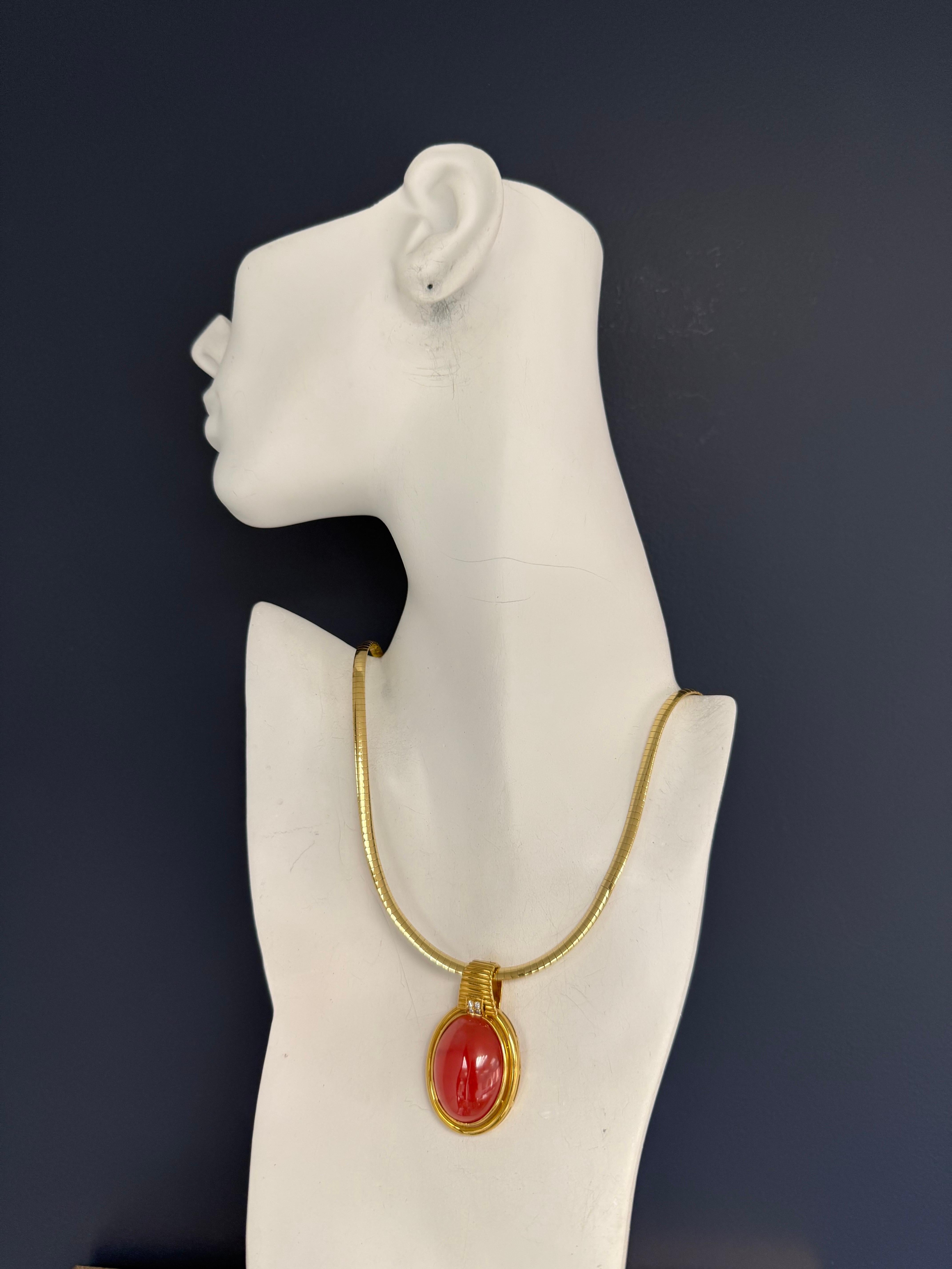Retro-Gelbgold Aussage Anhänger von erheblicher Größe, misst etwa 3 Zoll in der Länge von 2 Zoll in der Breite. In seiner Mitte ruht ein auffälliger ovaler Rhodochrosit-Cabochon von 28 × 21 × 8 mm.

Der Mittelteil wird von vier natürlichen farblosen