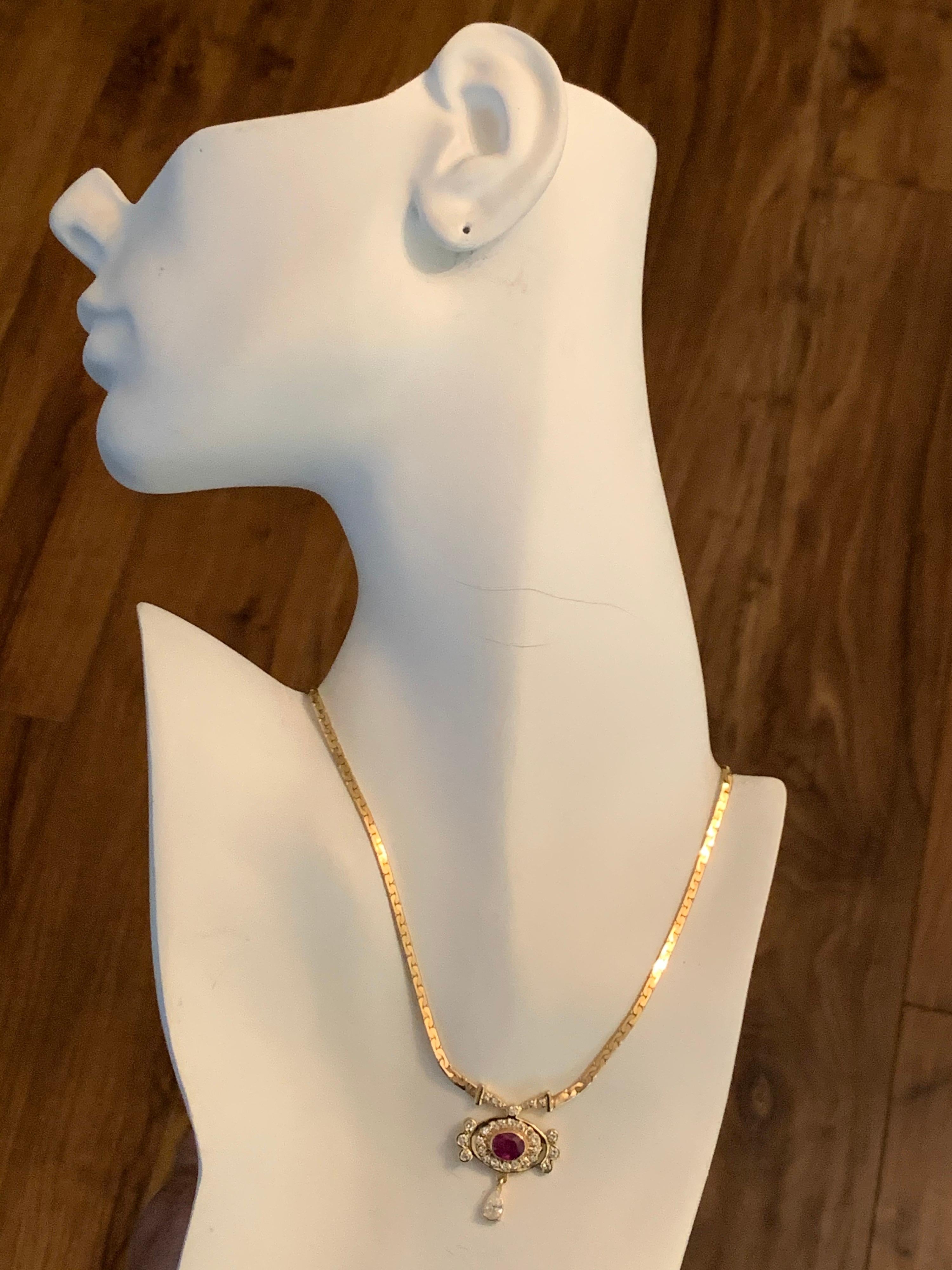 Collier rétro en or jaune 14k Poids total approximatif de 3,25 carats. 

Comprend un rubis naturel ovale d'environ 1,60 carat mesurant environ 8x6x4 mm.

Les diamants naturels se composent d'une poire de 7,2 x 4 x 2,6 mm (environ 0,65 carat) et de