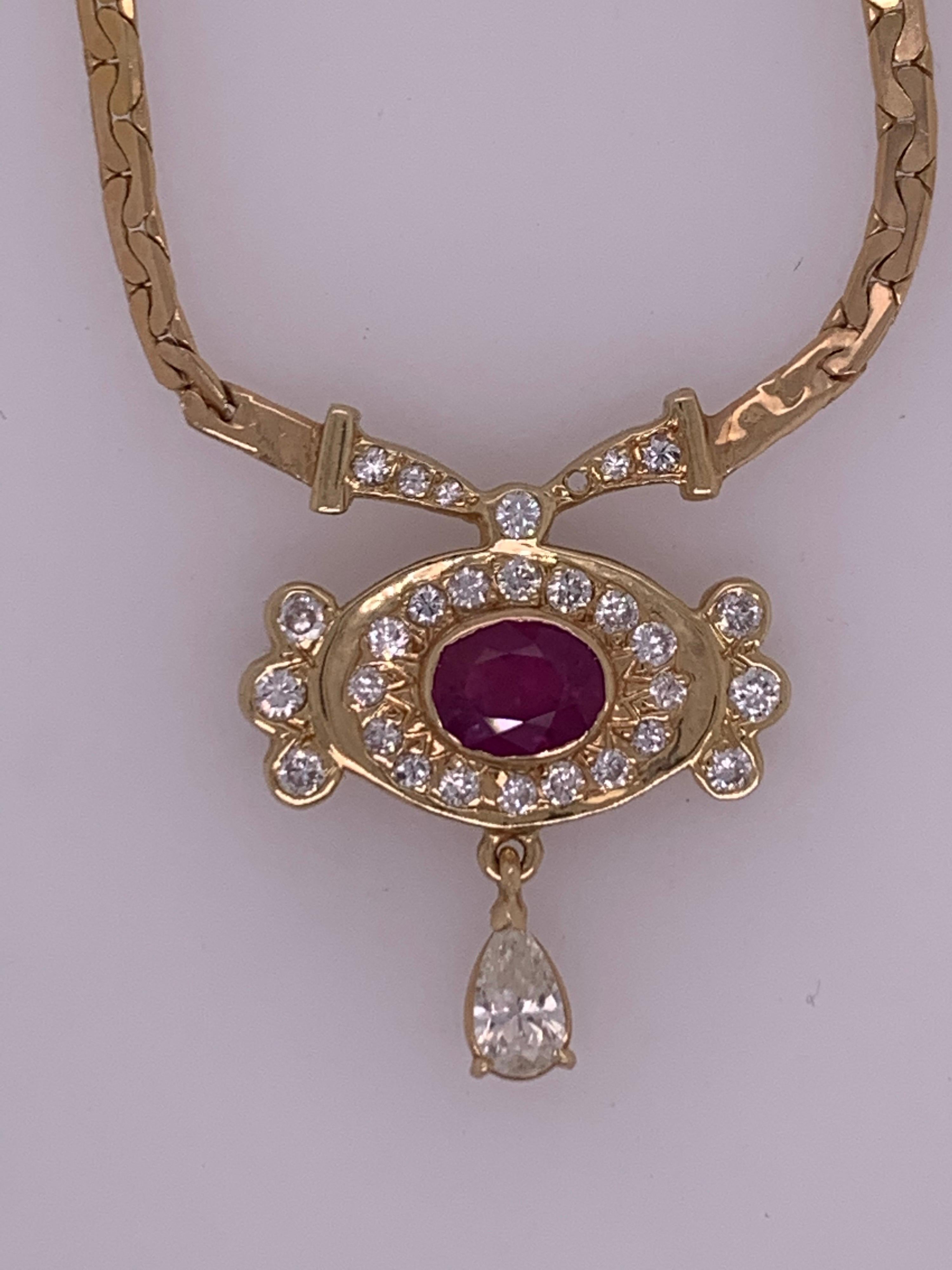 Taille ovale Collier rétro en or avec pierres précieuses en rubis naturel et diamants de 3,25 carats au total, c. 1960 en vente