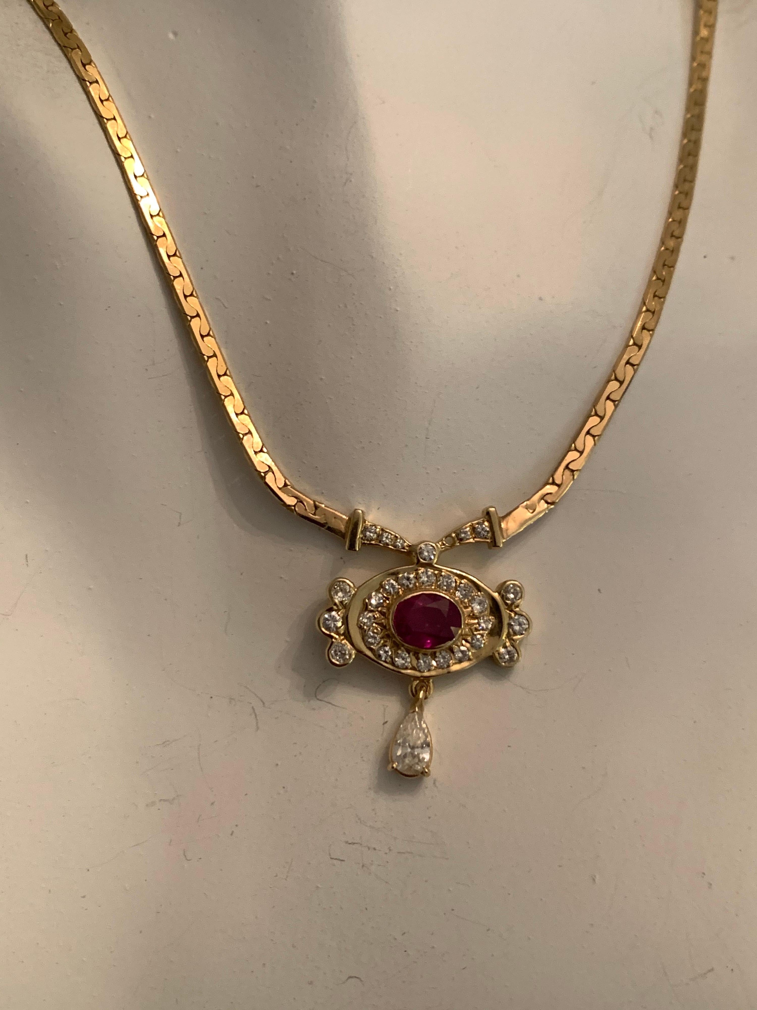 Collier rétro en or avec pierres précieuses en rubis naturel et diamants de 3,25 carats au total, c. 1960 Unisexe en vente