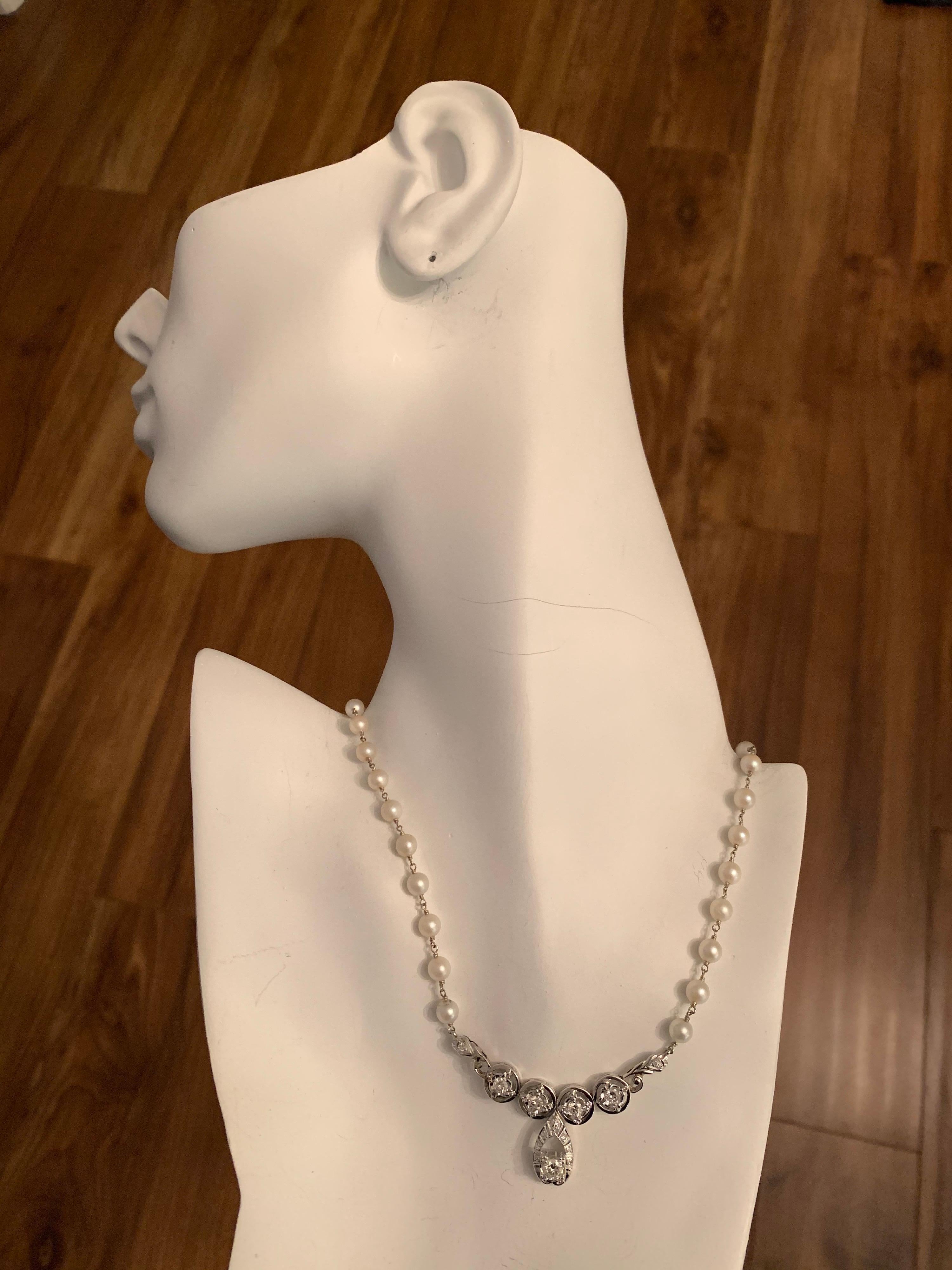 Una splendida collana vintage in oro bianco 14k, diamanti e perle. I 14 diamanti naturali hanno un colore G-I e una purezza SI-VS.

Il peso è di 14,46 g. Il pezzo misura 16 pollici di lunghezza.
