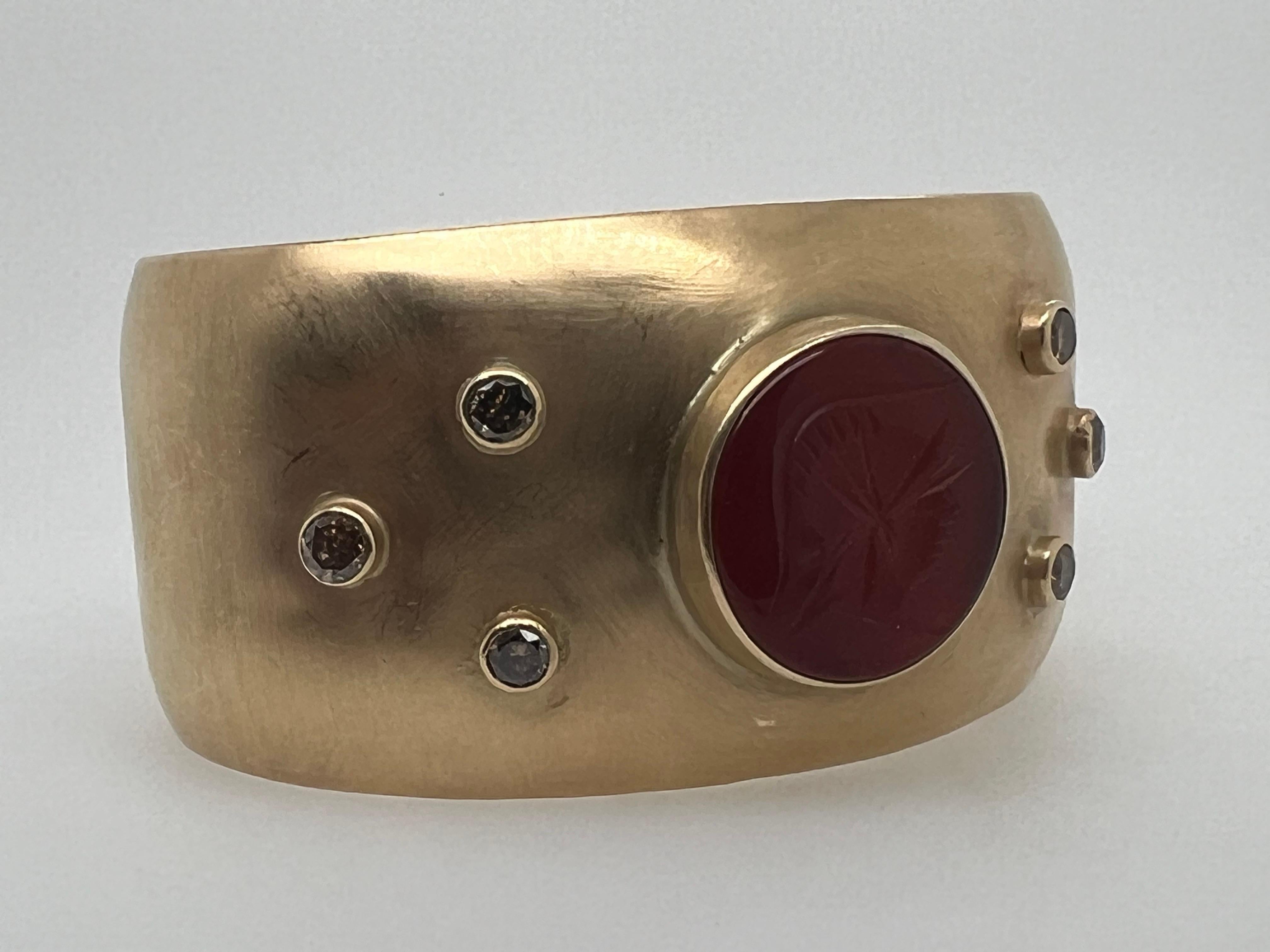 Retro Gold One Carat Natural Brown Diamond Roman Carnelian Intaglio Bangle Cuff Pour femmes en vente