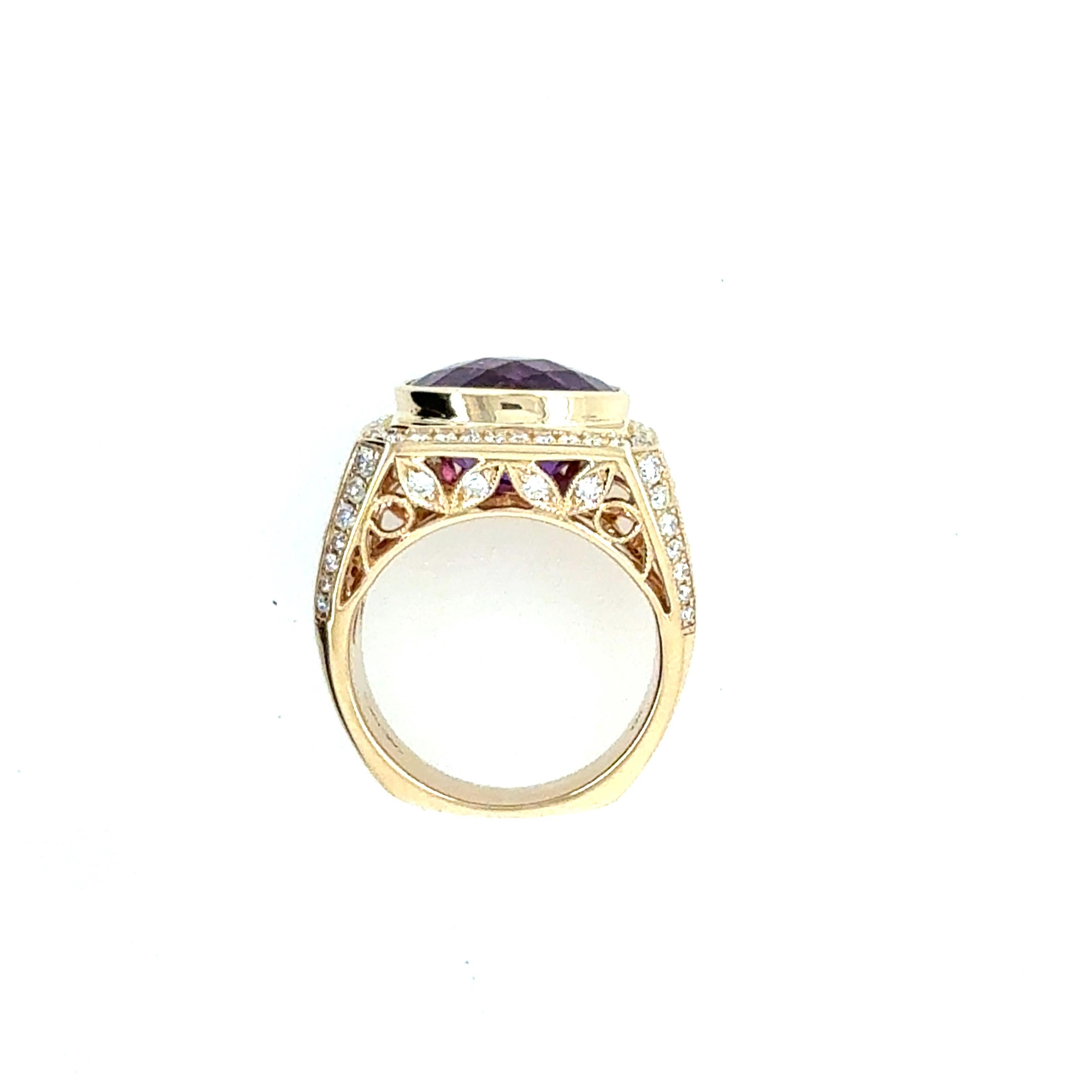 Retro Gold One Carat Natural Colorless Diamond Amethyst Mens Statement Ring (bague pour homme en or rétro) Unisexe en vente