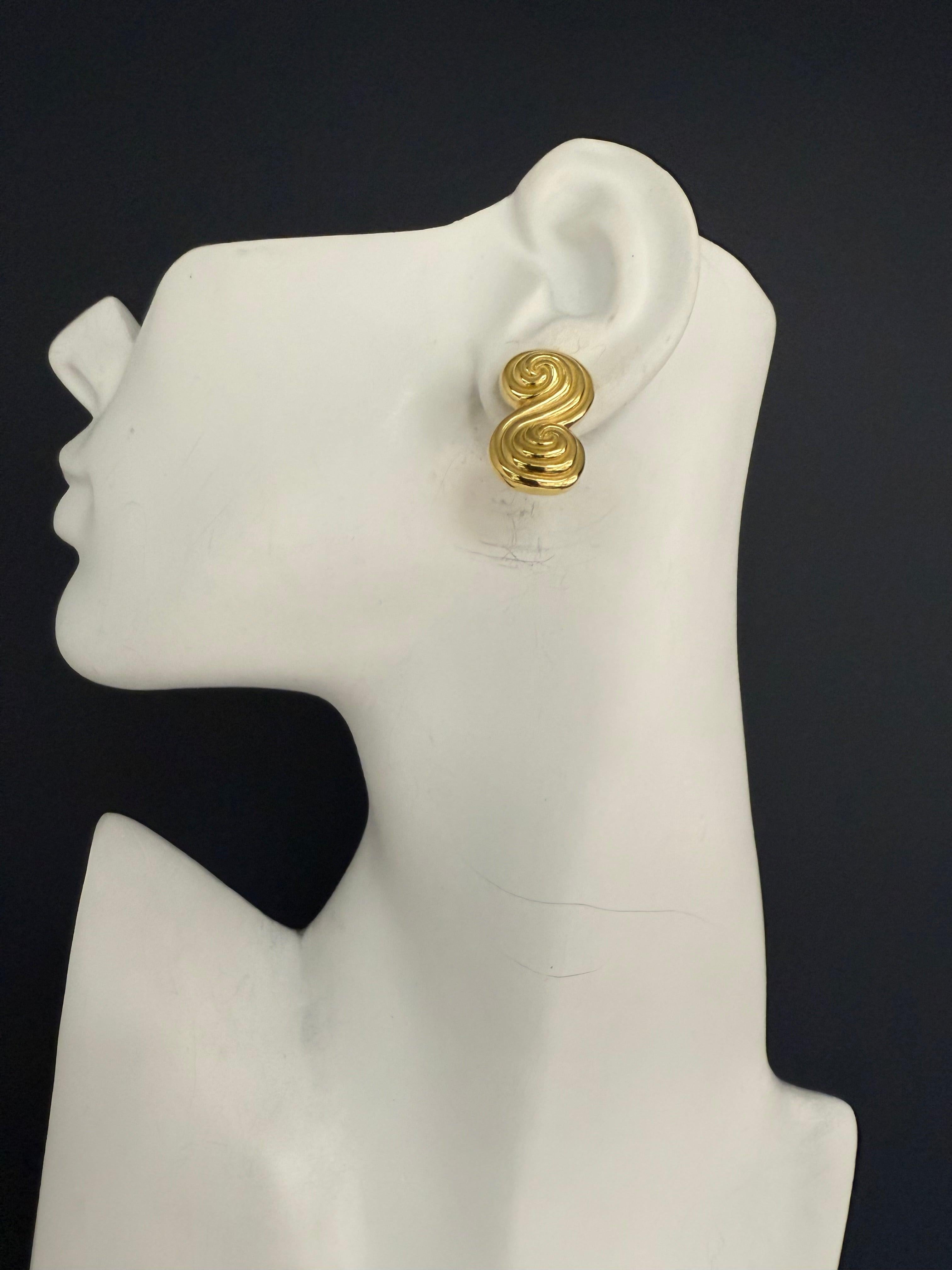 Retro 18K yellow gold Spiro clip earrings by Tiffany and Company, featuring a bold, sculptural design. The earrings measure approximately 26 mm in length, 15 mm in width, and 6 mm in depth, with a substantial total weight of 20.5 grams. Signed and