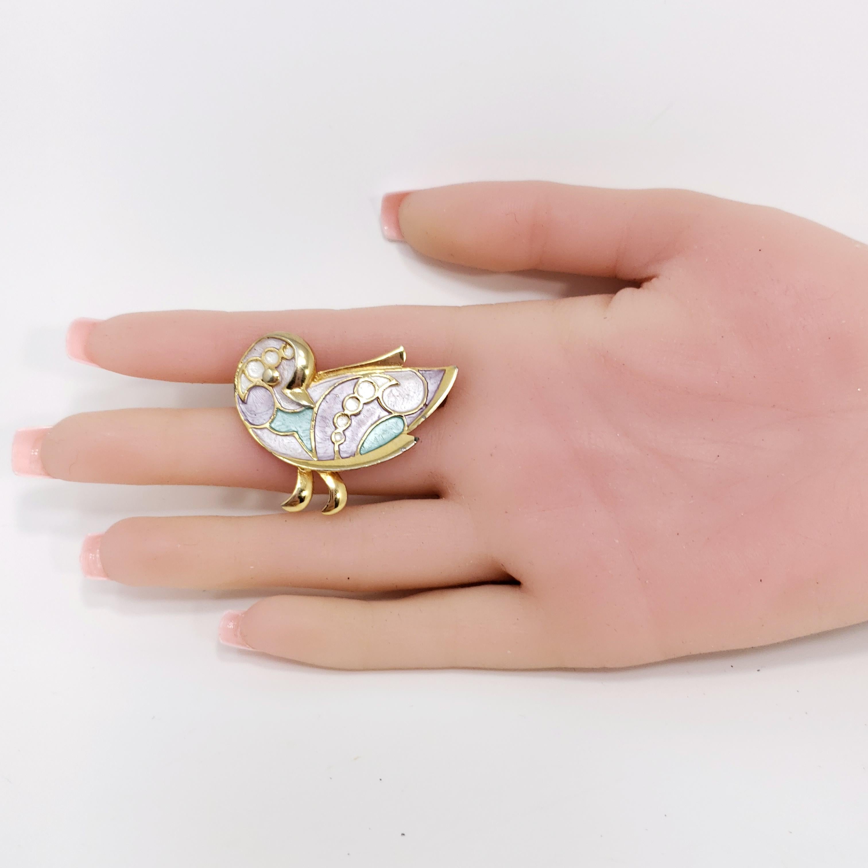 Broche de pájaro con incrustaciones de oro pastel retro, verde azulado y morado, años 70 en Bueno estado para la venta en Milford, DE