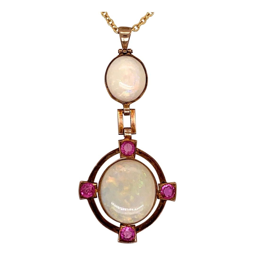 Pendentif rétro en or 10,50 carats avec opale blanche naturelle cabochon et rubis
