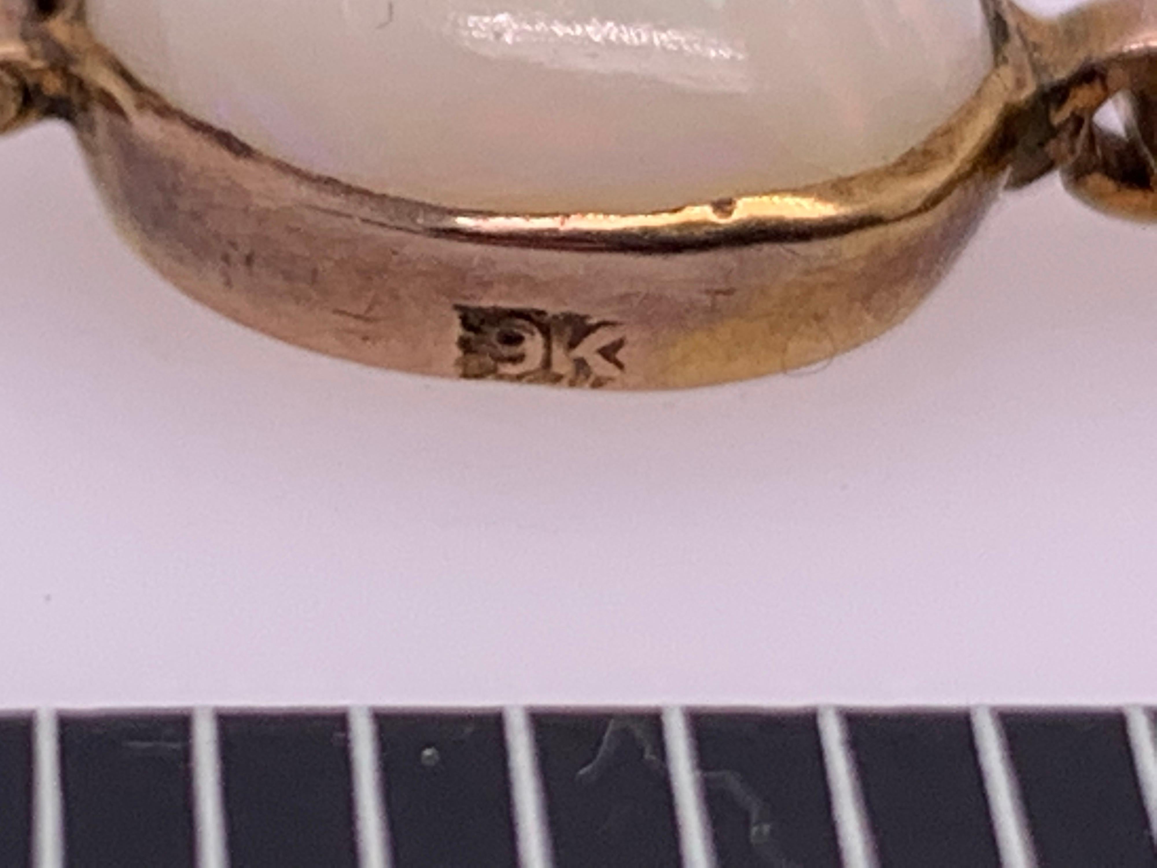 Ciondolo in oro retrò da 10,50 carati di opale bianco naturale cabochon e rubino in vendita 1