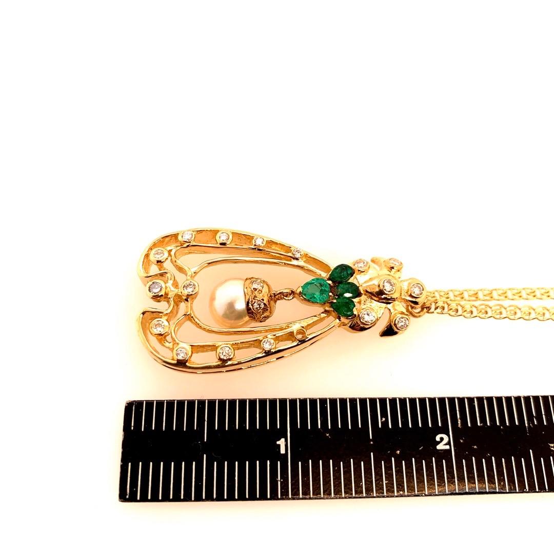 Retro Gold Pendant 1.75 Carat Natural Colombian Emerald Gem & Diamond circa 1960 For Sale 3