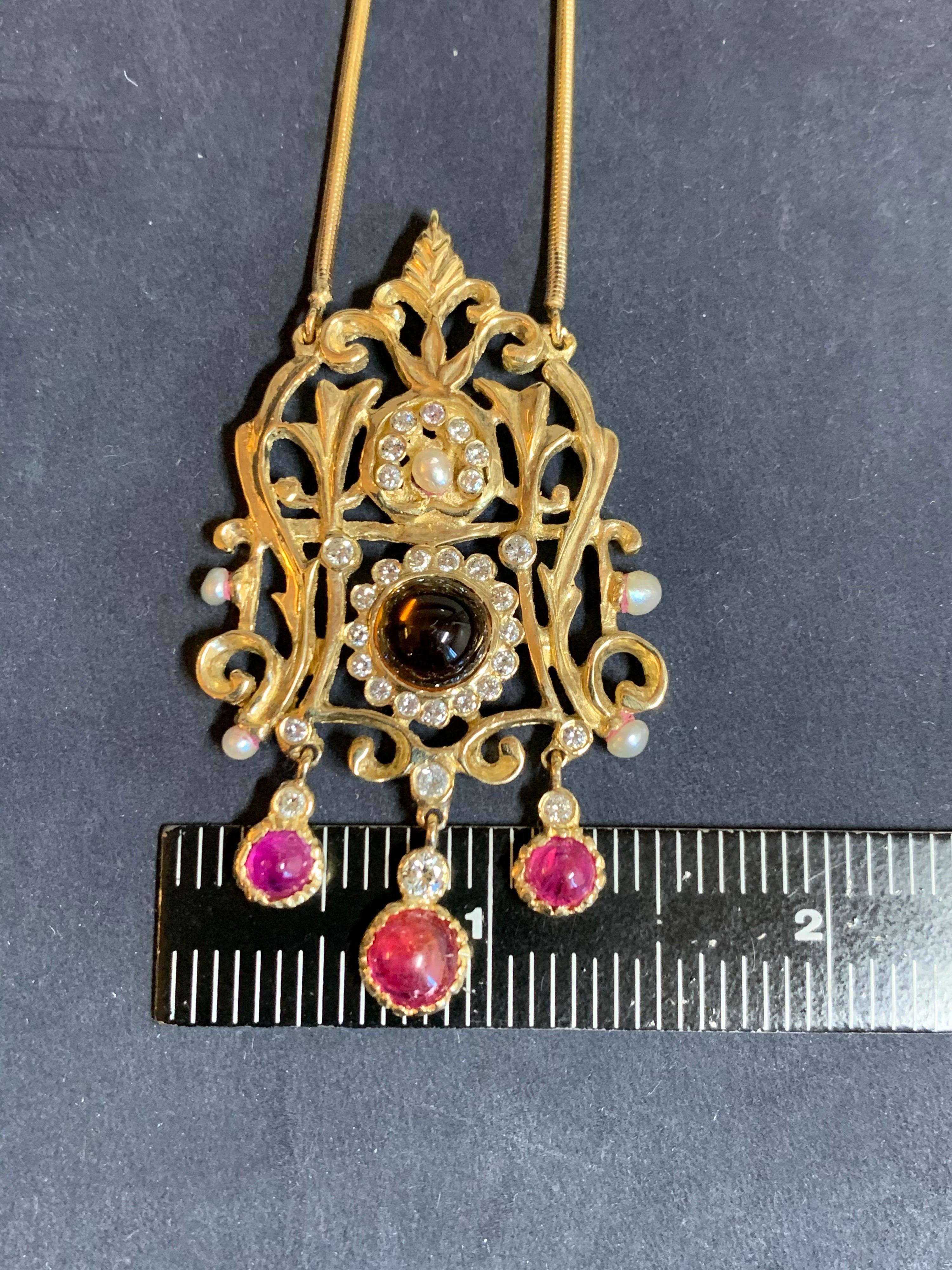 Colgante Retro de Oro de 6 Quilates de Diamante Natural, Rubí y Cuarzo Gema circa 1960 en venta 1