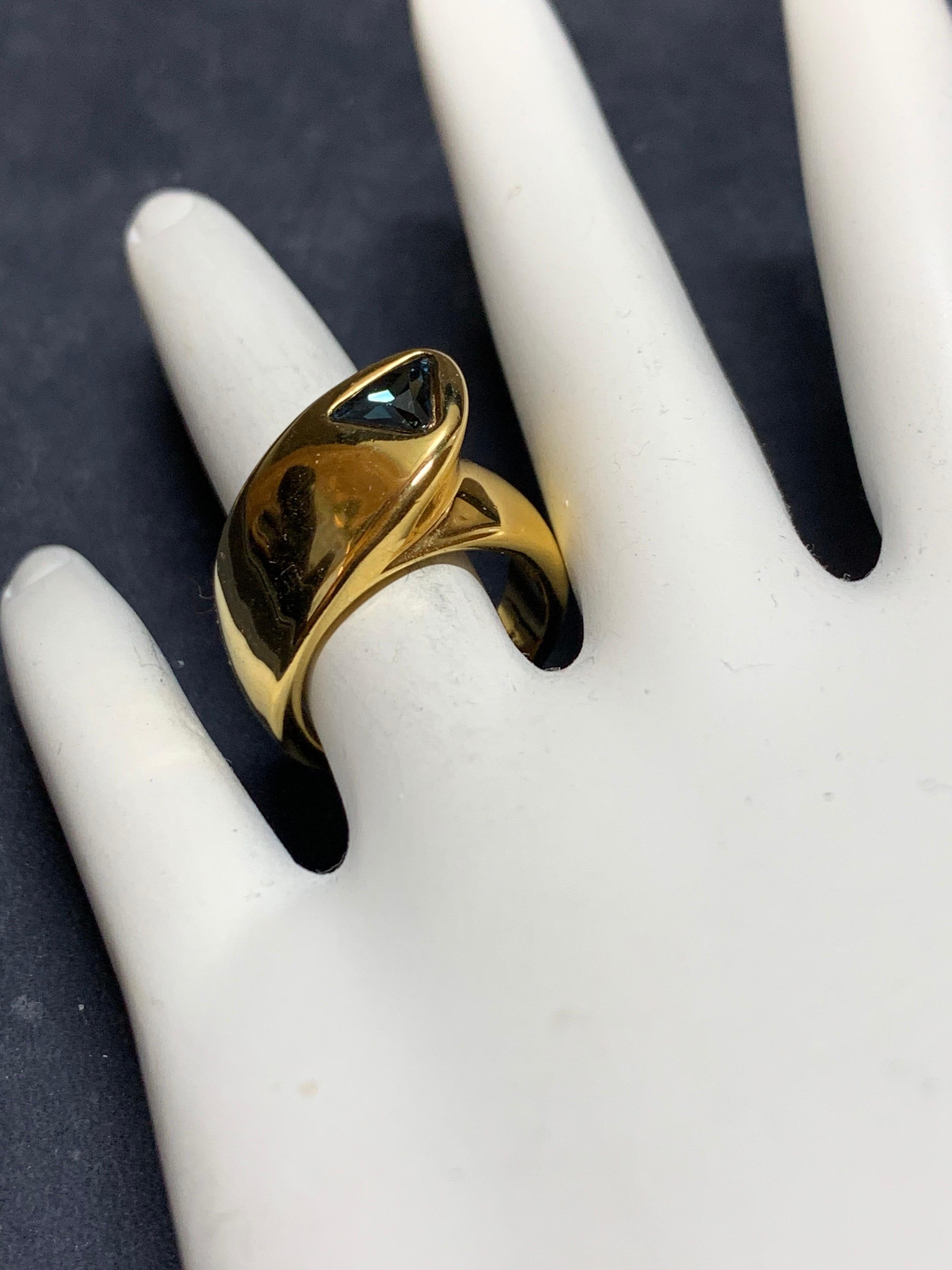 Retro Gold Ring 1 Carat Natural Deep Blue Sapphire Trillion Gem Stone circa 1960 In Good Condition For Sale In Los Angeles, CA