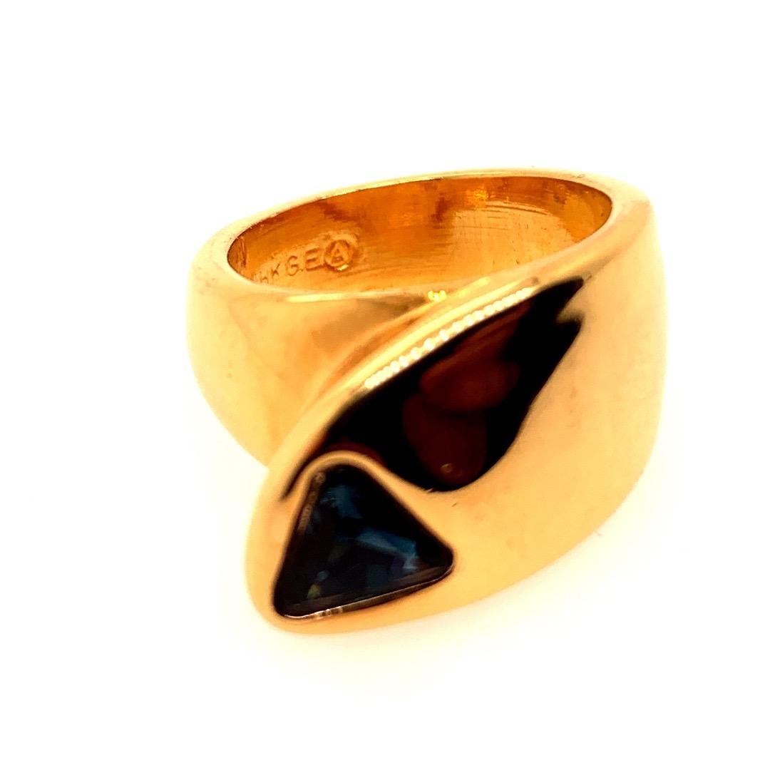 Retro Gold Ring 1 Carat Natural Deep Blue Sapphire Trillion Gem Stone circa 1960 For Sale 2