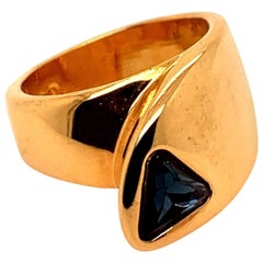 Bague rétro en or avec saphir bleu profond naturel de 1 carat et trillion de pierres précieuses, c. 1960