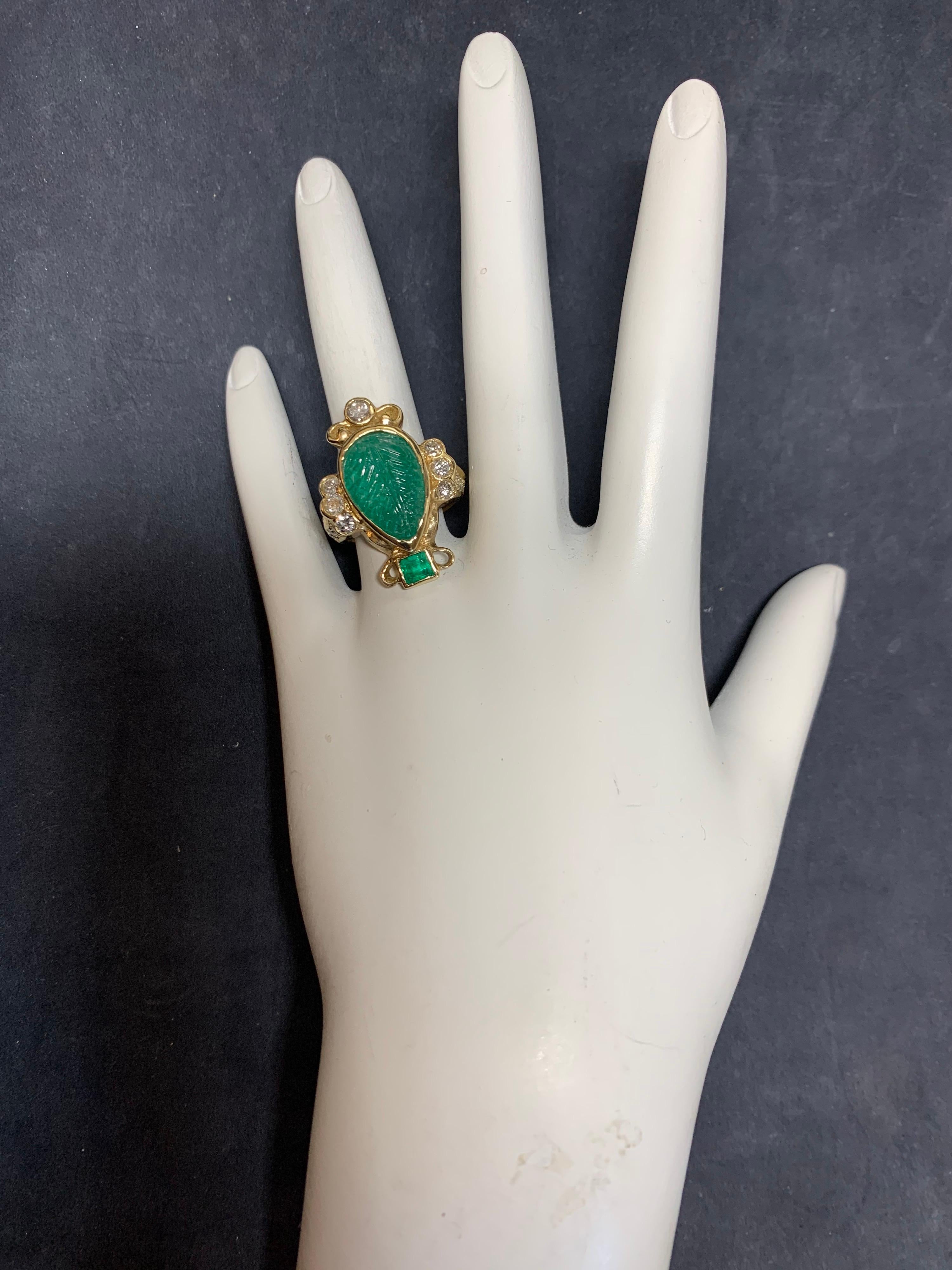 Round Cut Retro Gold Ring 6 Carat Natural Carved Emerald, Diamond Cocktail Ring circa 1950 For Sale