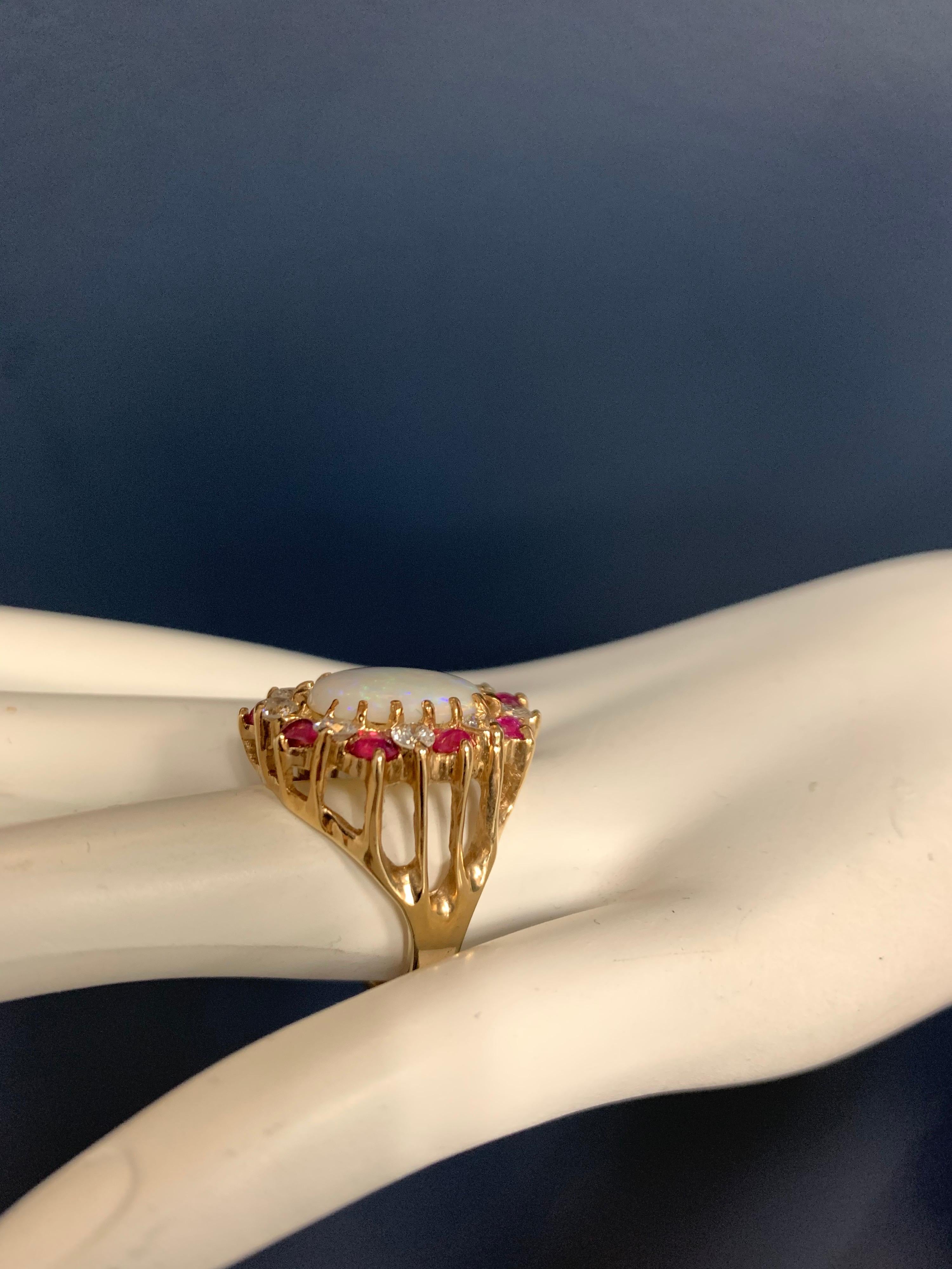 Retro Goldring ca. 6,22 Karat natürlicher Opal Diamant Rubin Edelstein um 1960 (Rundschliff) im Angebot