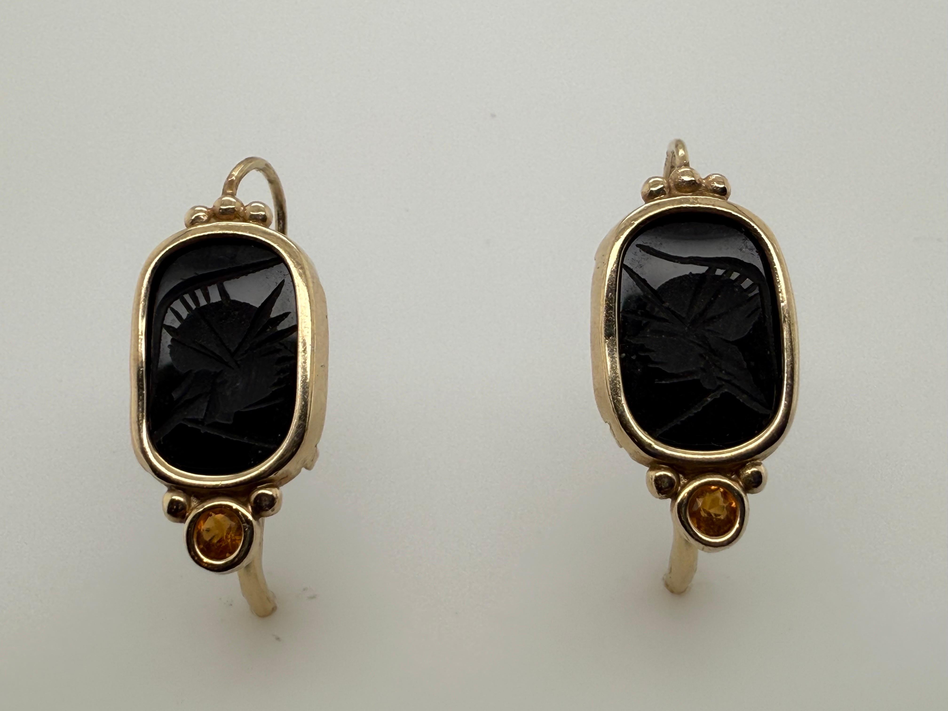 Retro-Ohrringe aus 14-karätigem Gelbgold, jeweils mit einem geschnitzten schwarzen Onyx-Karneol im klassischen römischen Stil. Die Ohrringe sind ca. 21 mm x 11 mm groß und wiegen insgesamt 4,3 Gramm. Mit einem auffälligen orangefarbenen Citrin