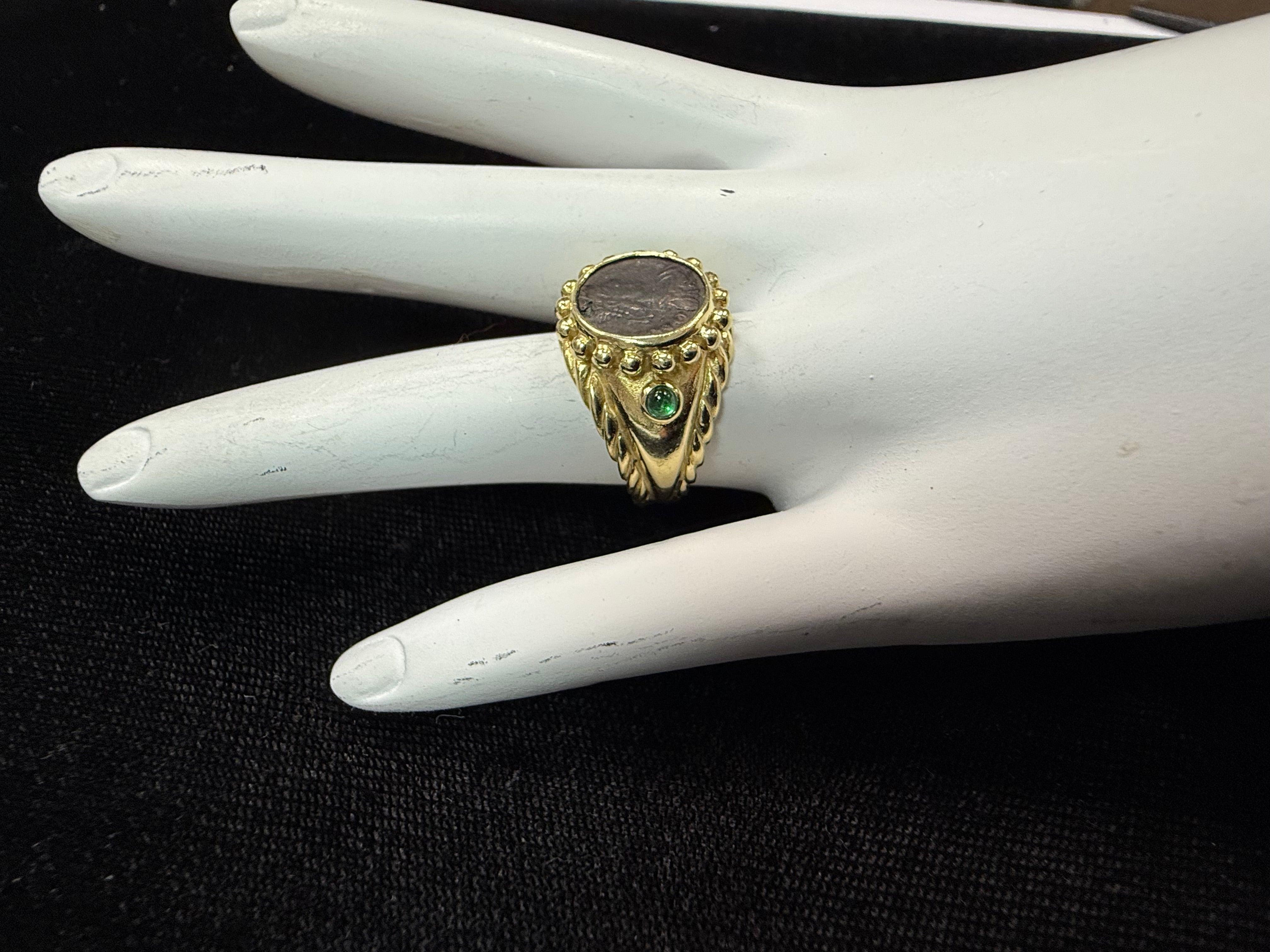 Taille émeraude Bague rétro en or avec pièce de monnaie romaine et émeraude naturelle Circa 1980 en vente