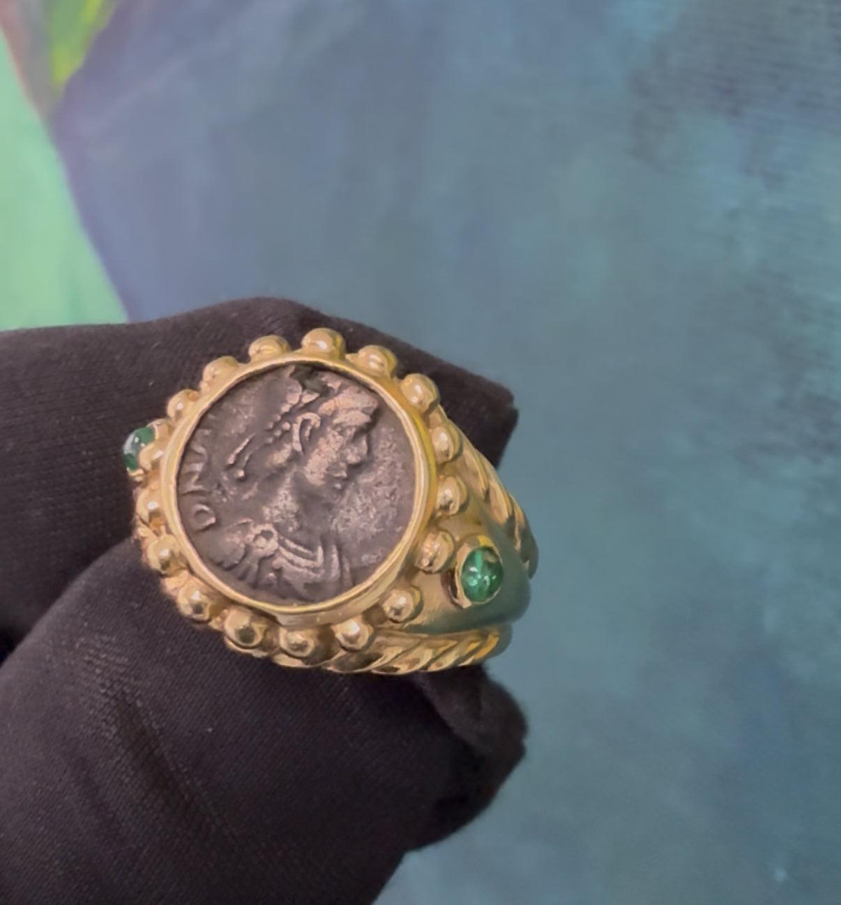 Bague rétro en or avec pièce de monnaie romaine et émeraude naturelle Circa 1980 Bon état - En vente à Los Angeles, CA