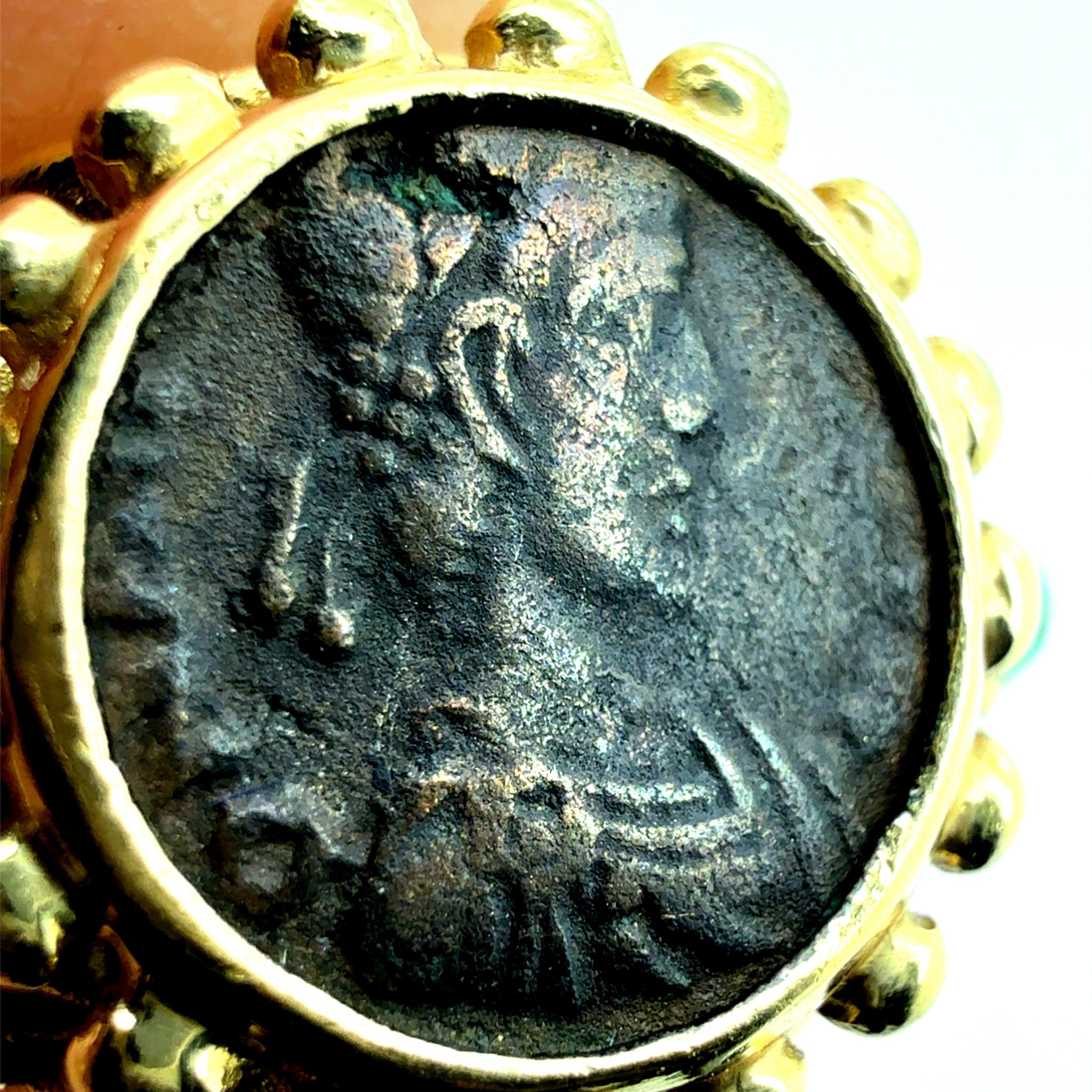 Bague rétro en or avec pièce de monnaie romaine et émeraude naturelle Circa 1980 en vente 1