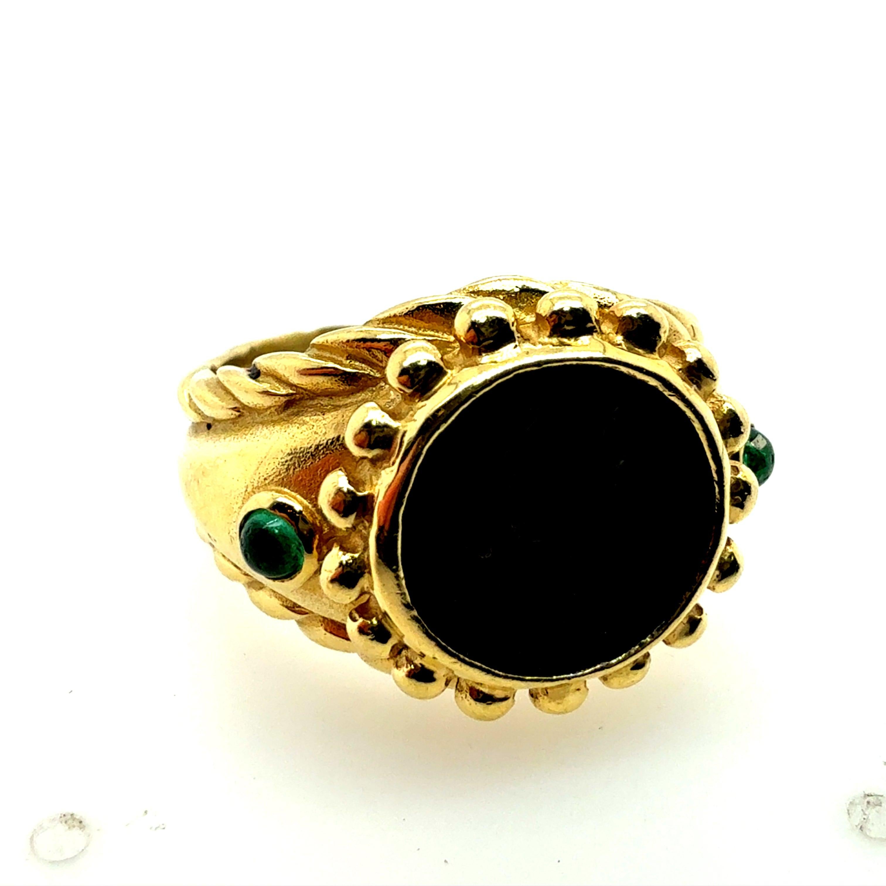 Bague rétro en or avec pièce de monnaie romaine et émeraude naturelle Circa 1980 en vente 2