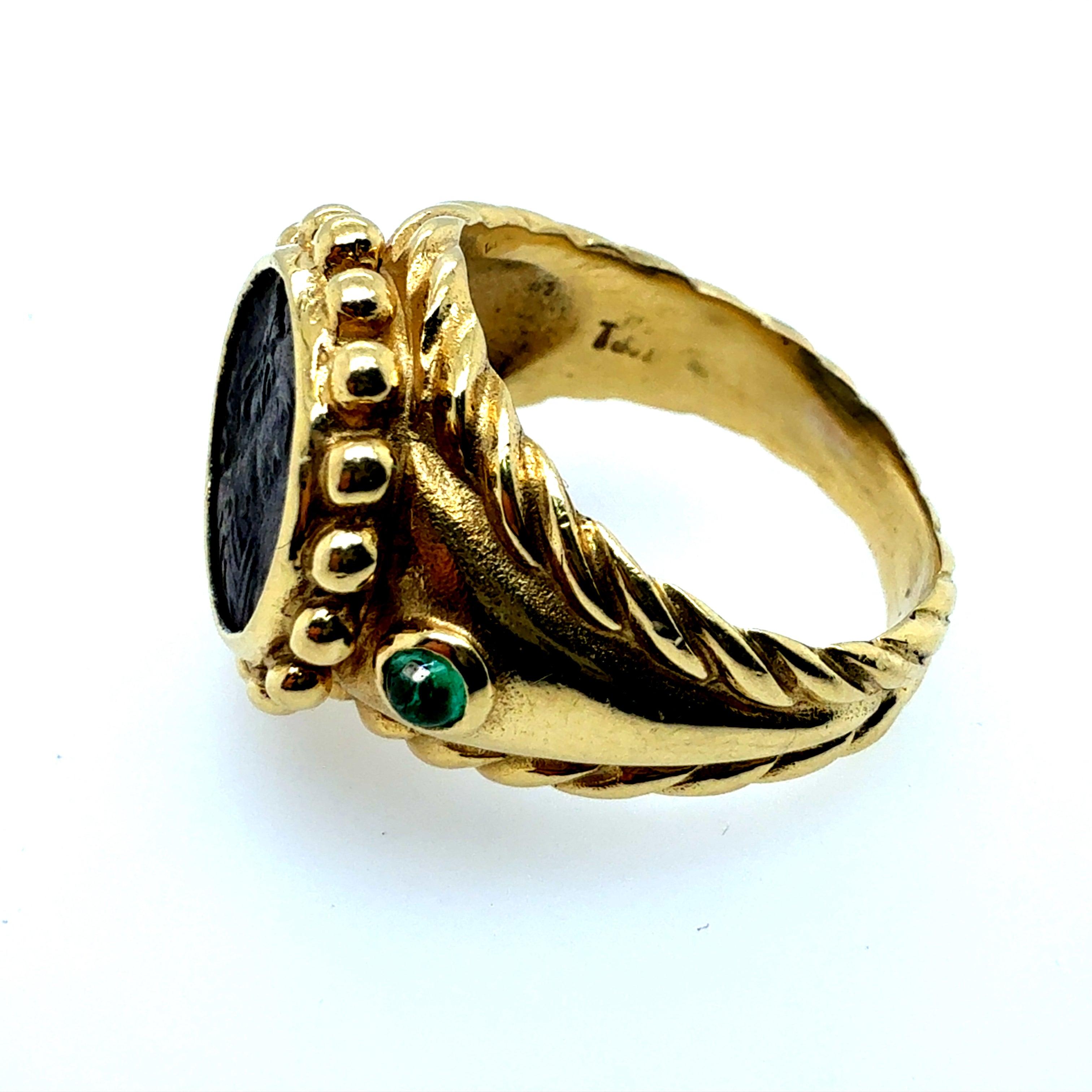 Bague rétro en or avec pièce de monnaie romaine et émeraude naturelle Circa 1980 en vente 3