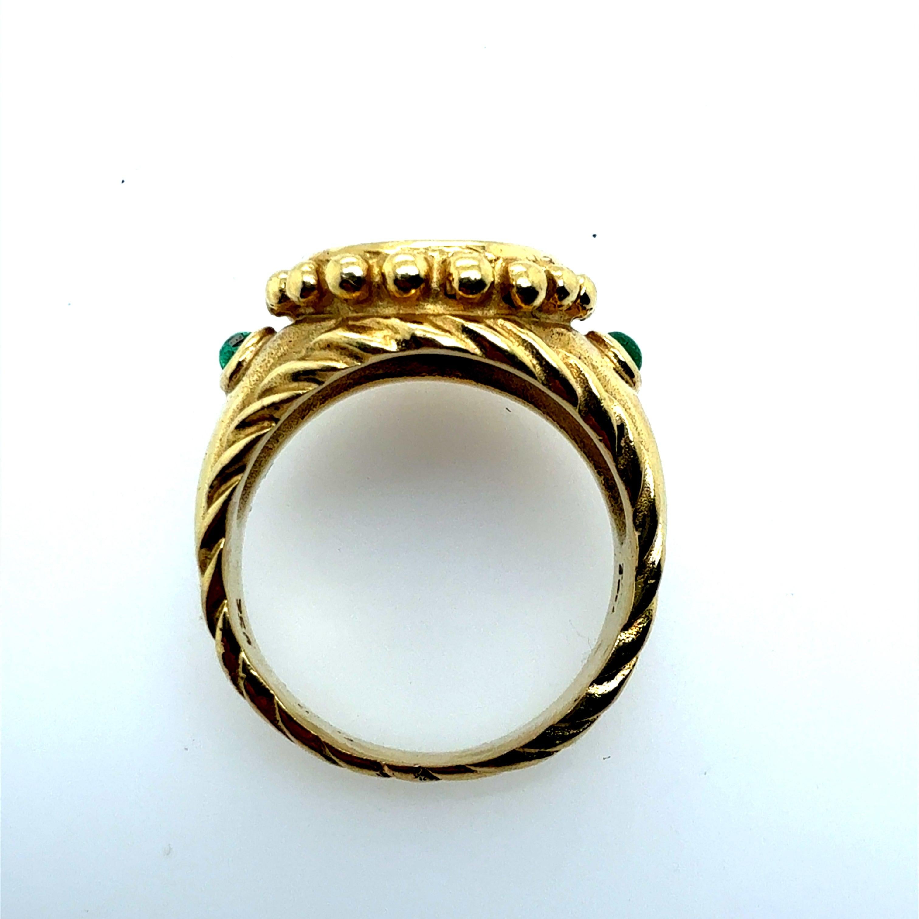 Bague rétro en or avec pièce de monnaie romaine et émeraude naturelle Circa 1980 en vente 4