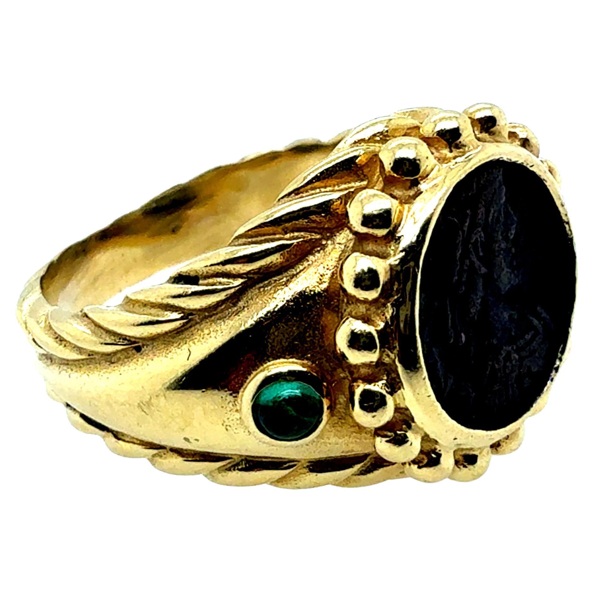 Bague rétro en or avec pièce de monnaie romaine et émeraude naturelle Circa 1980 en vente