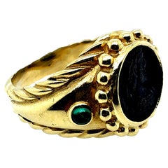 Bague rétro en or avec pièce de monnaie romaine et émeraude naturelle Circa 1980