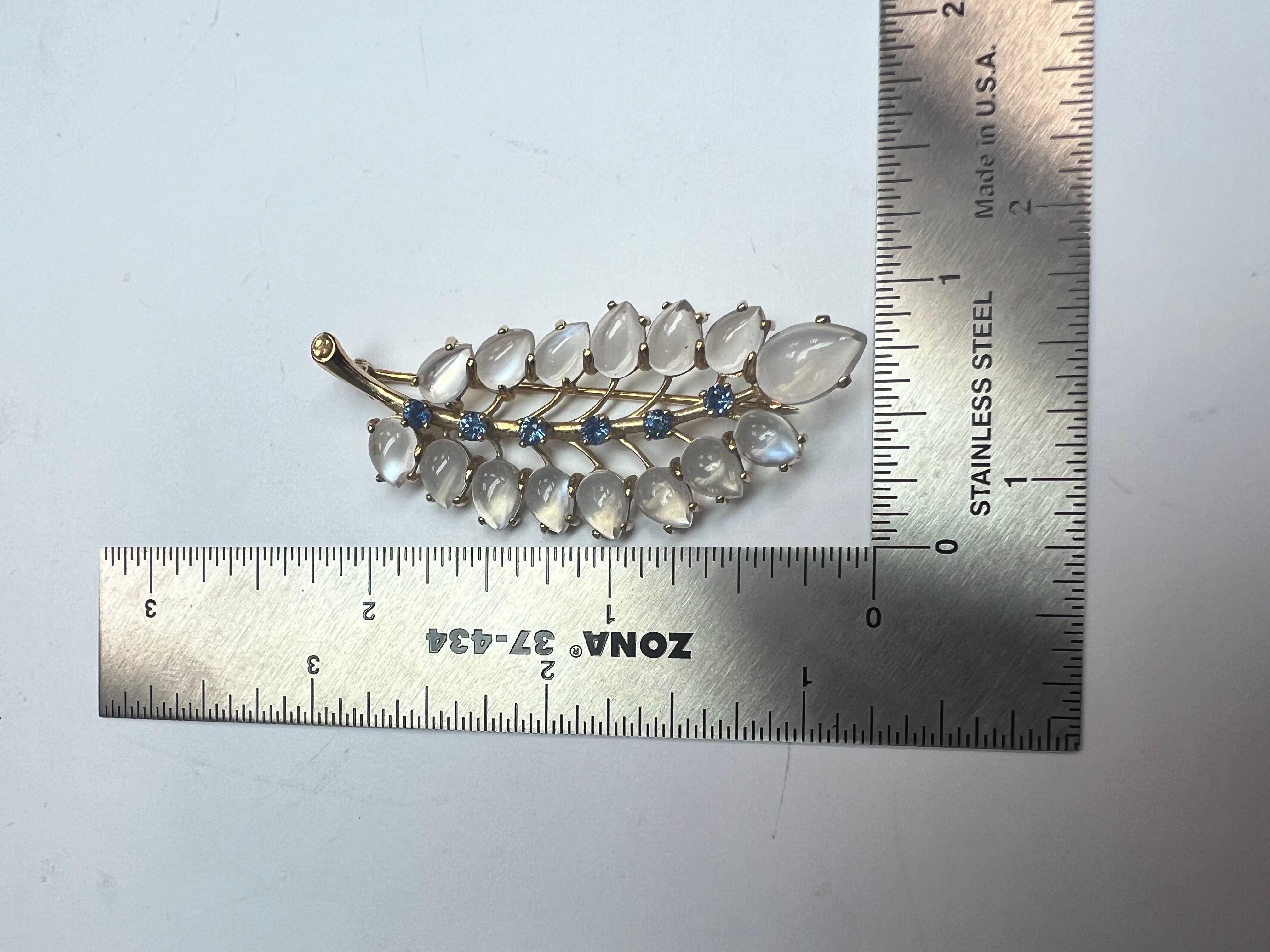 Retro Gold Sapphire and Rare Blue Cabochon Moonstone Leaf Shaped Pin Brooch 1970 For Sale 4