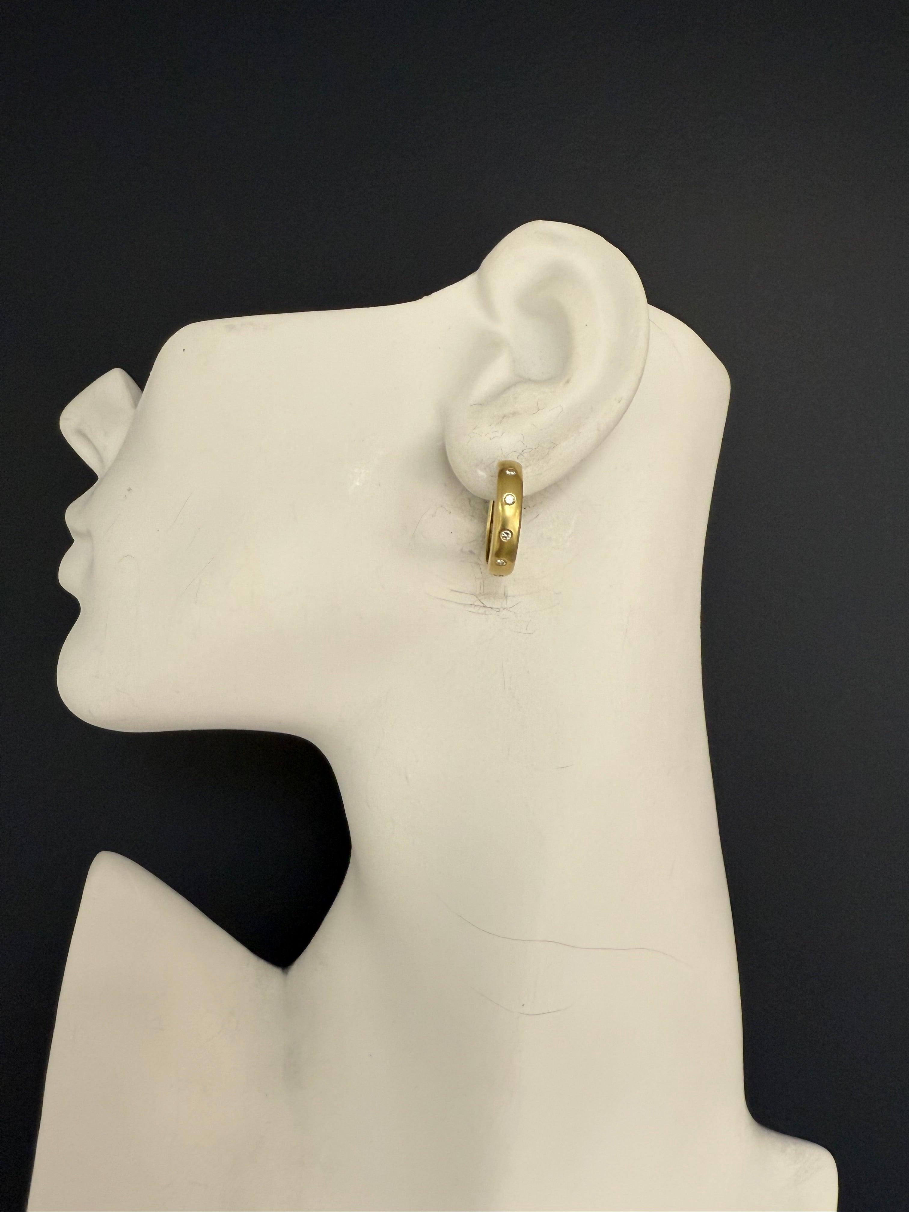 Retro Gold Satinierte 0,25 Karat Naturdiamant Ohrringe (Rundschliff) im Angebot