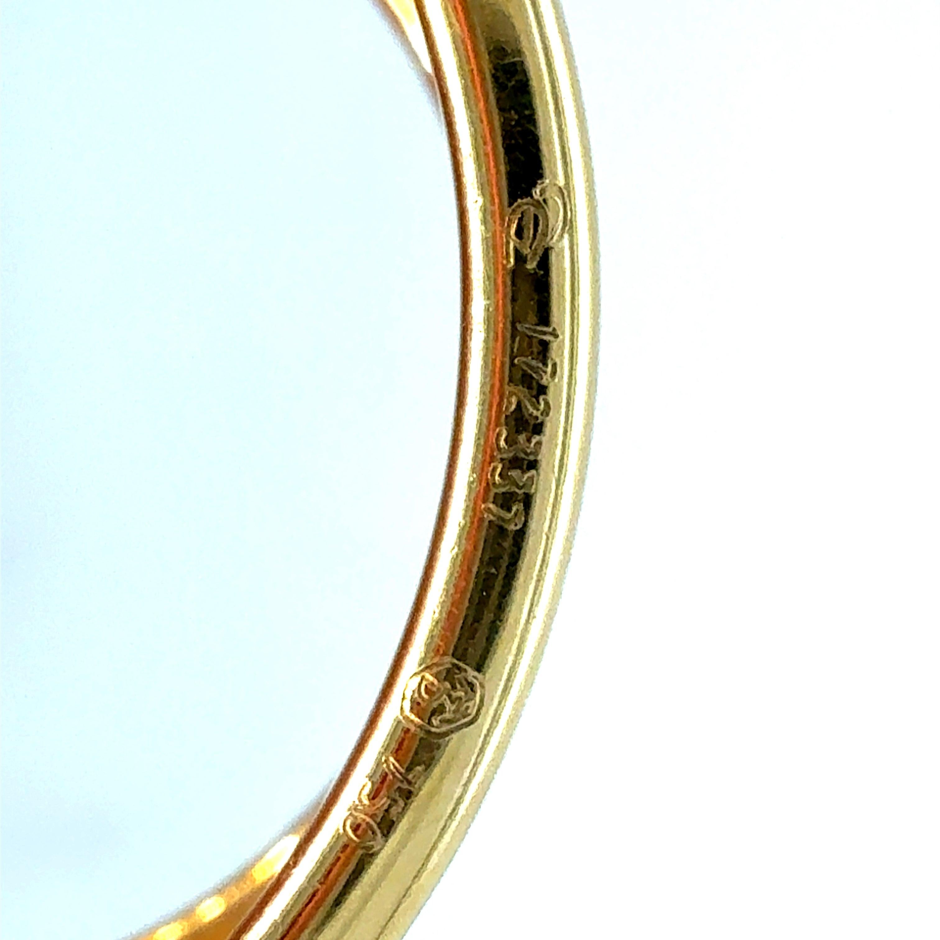 Bracelet manchette rétro en or signé Carrera y Carrera Repousse avec panneau central en or mat représentant une famille d'éléphants. La pièce est estampillée du numéro de série, du logo et de 