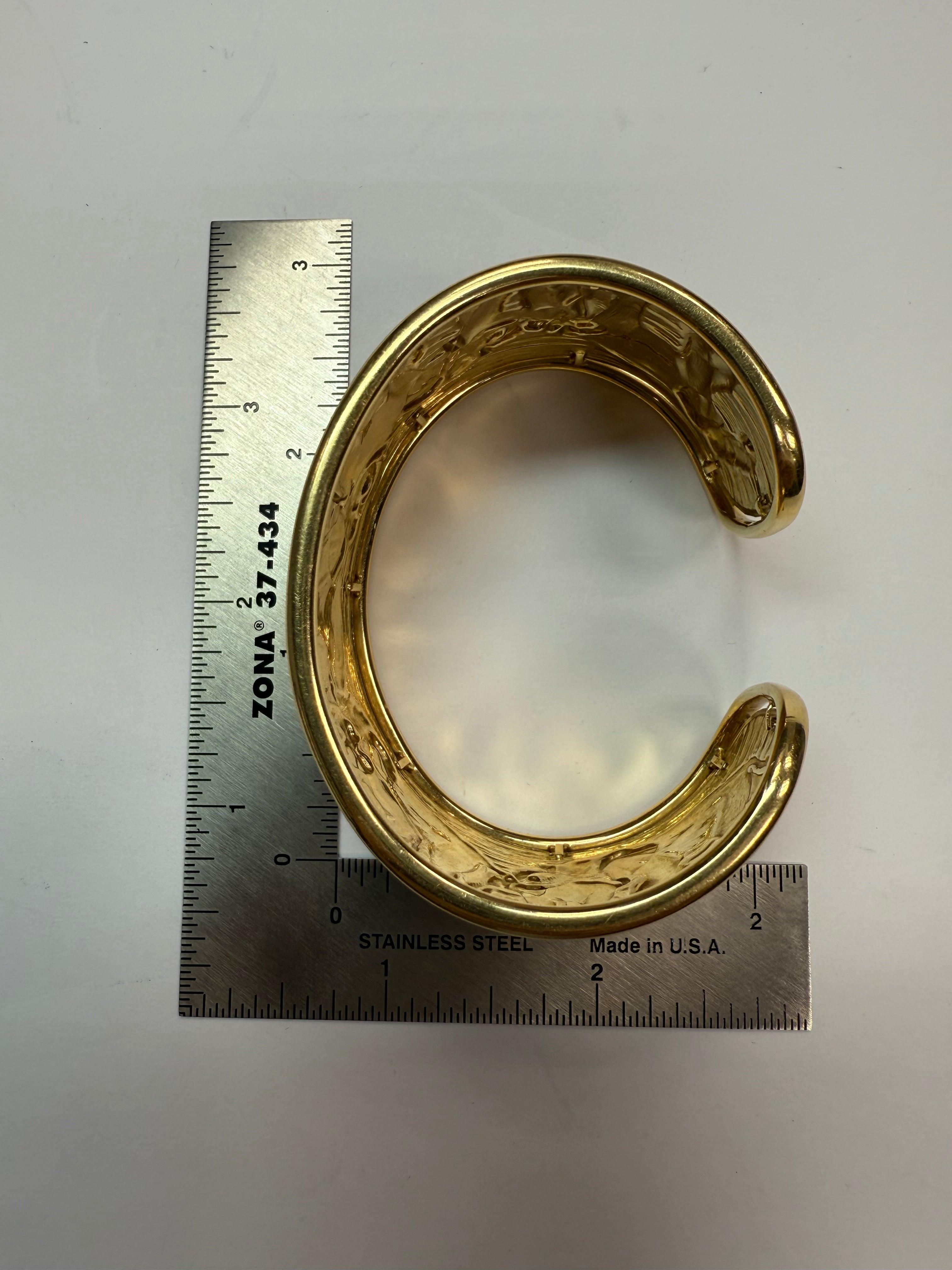 Rétro Bracelet rétro en or signé Carrera y Carrera Elephant Repousse Cuff Bangle en vente