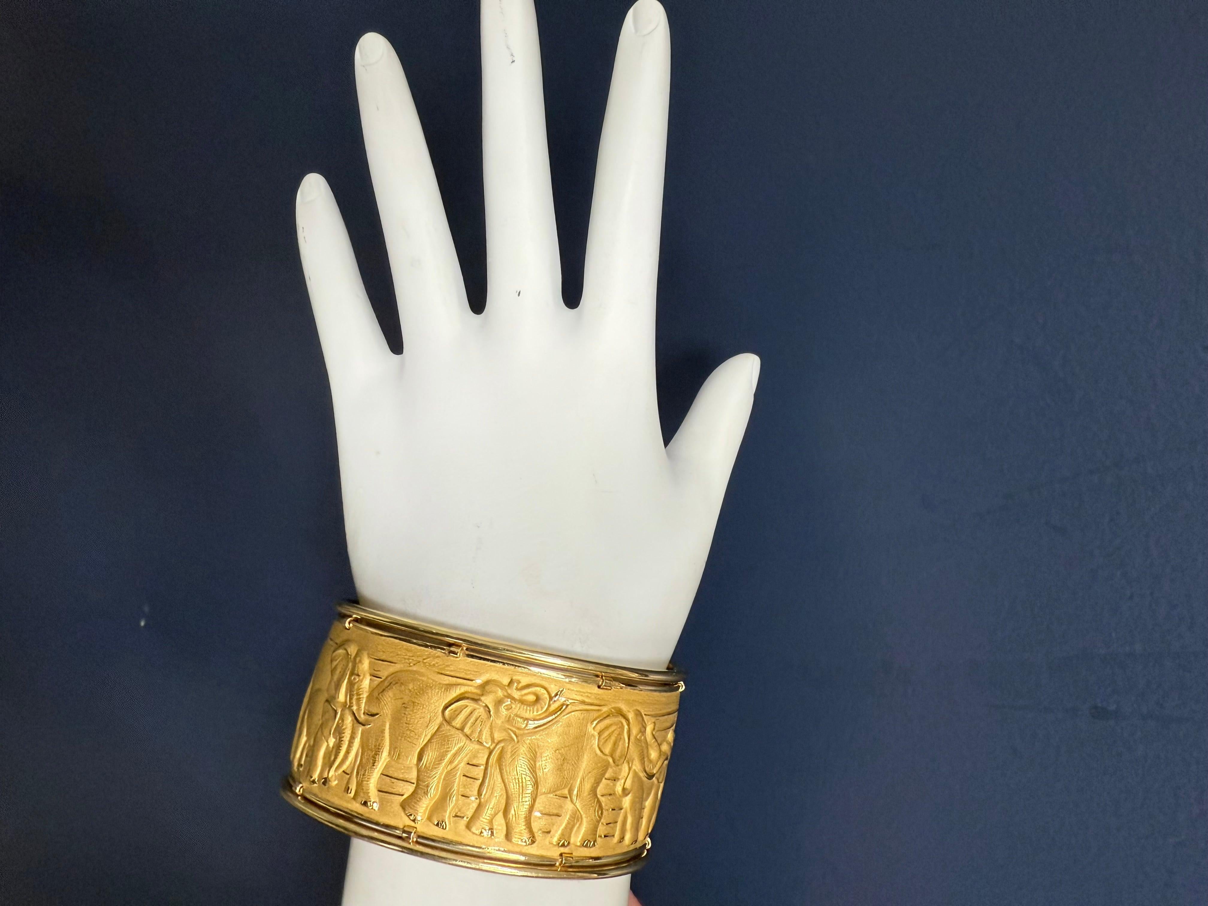 Bracelet rétro en or signé Carrera y Carrera Elephant Repousse Cuff Bangle Pour femmes en vente