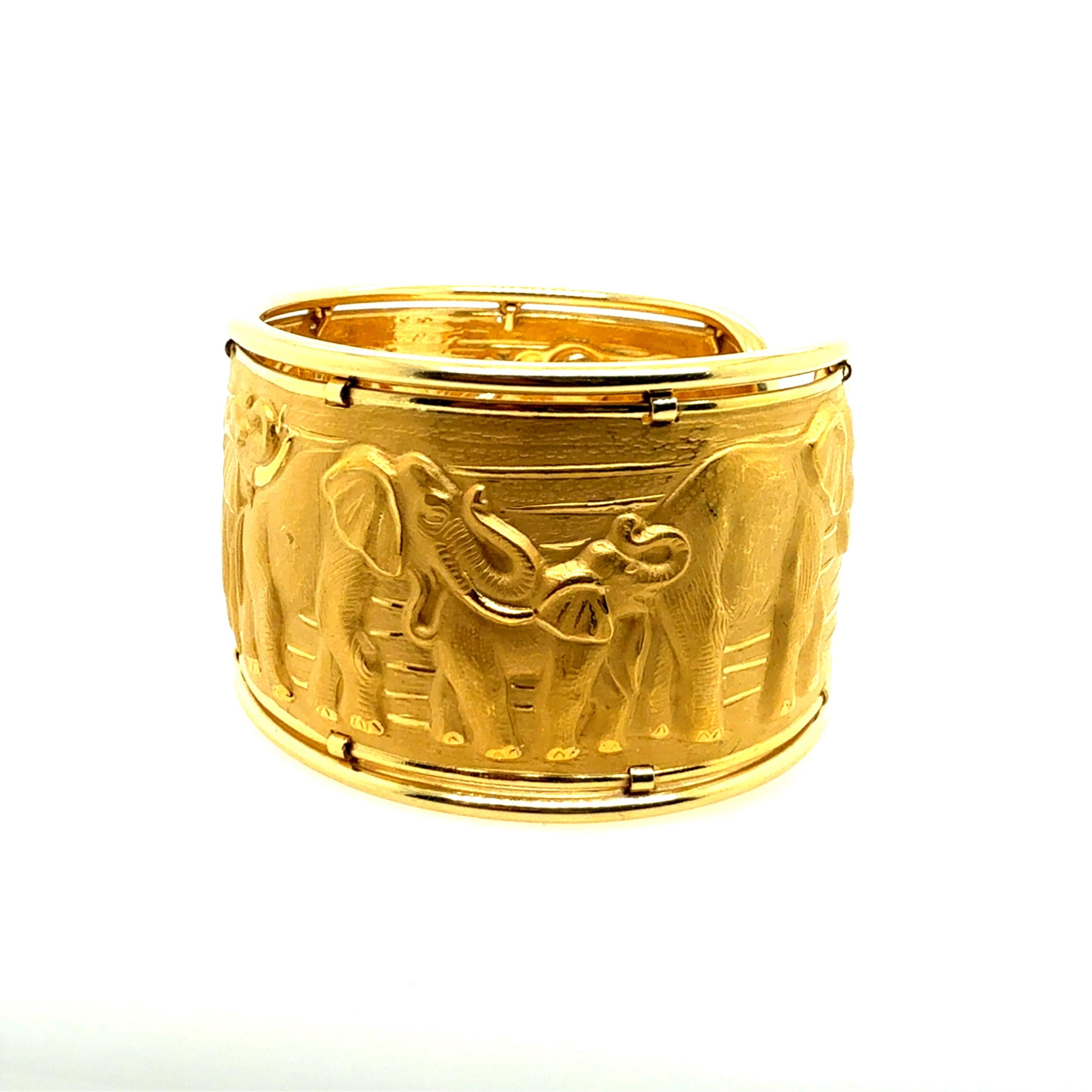 Bracelet rétro en or signé Carrera y Carrera Elephant Repousse Cuff Bangle en vente 1