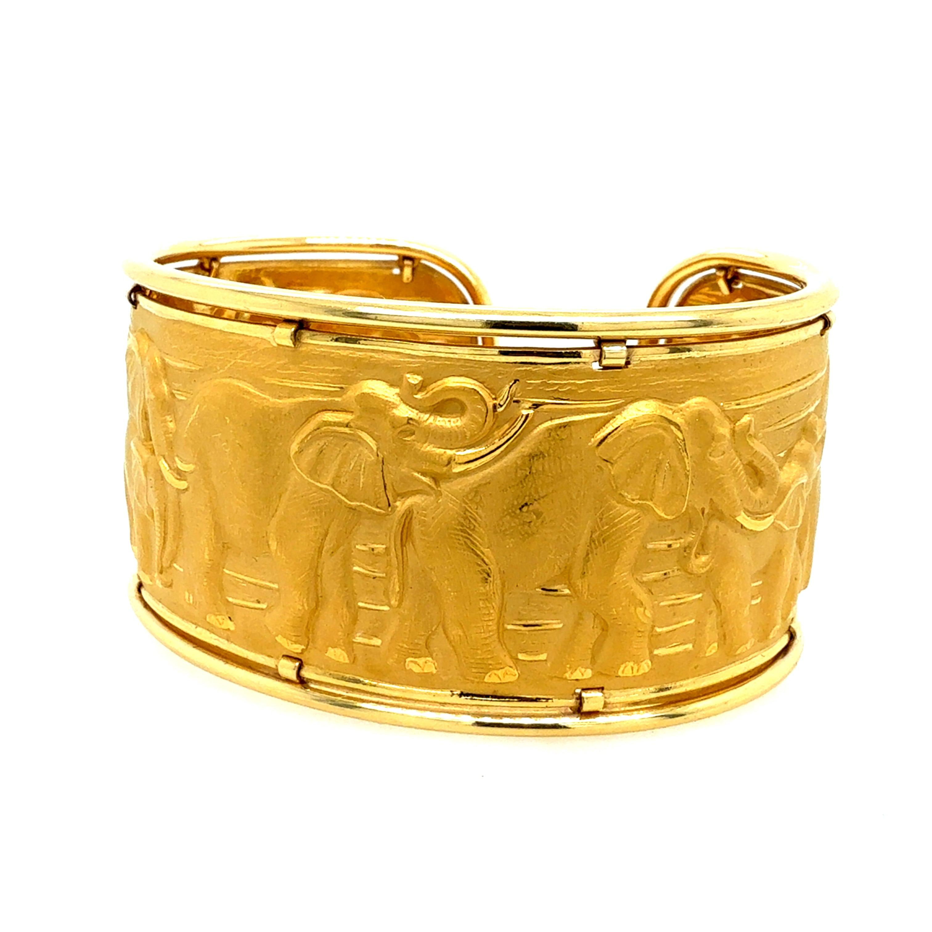 Bracelet rétro en or signé Carrera y Carrera Elephant Repousse Cuff Bangle en vente 2