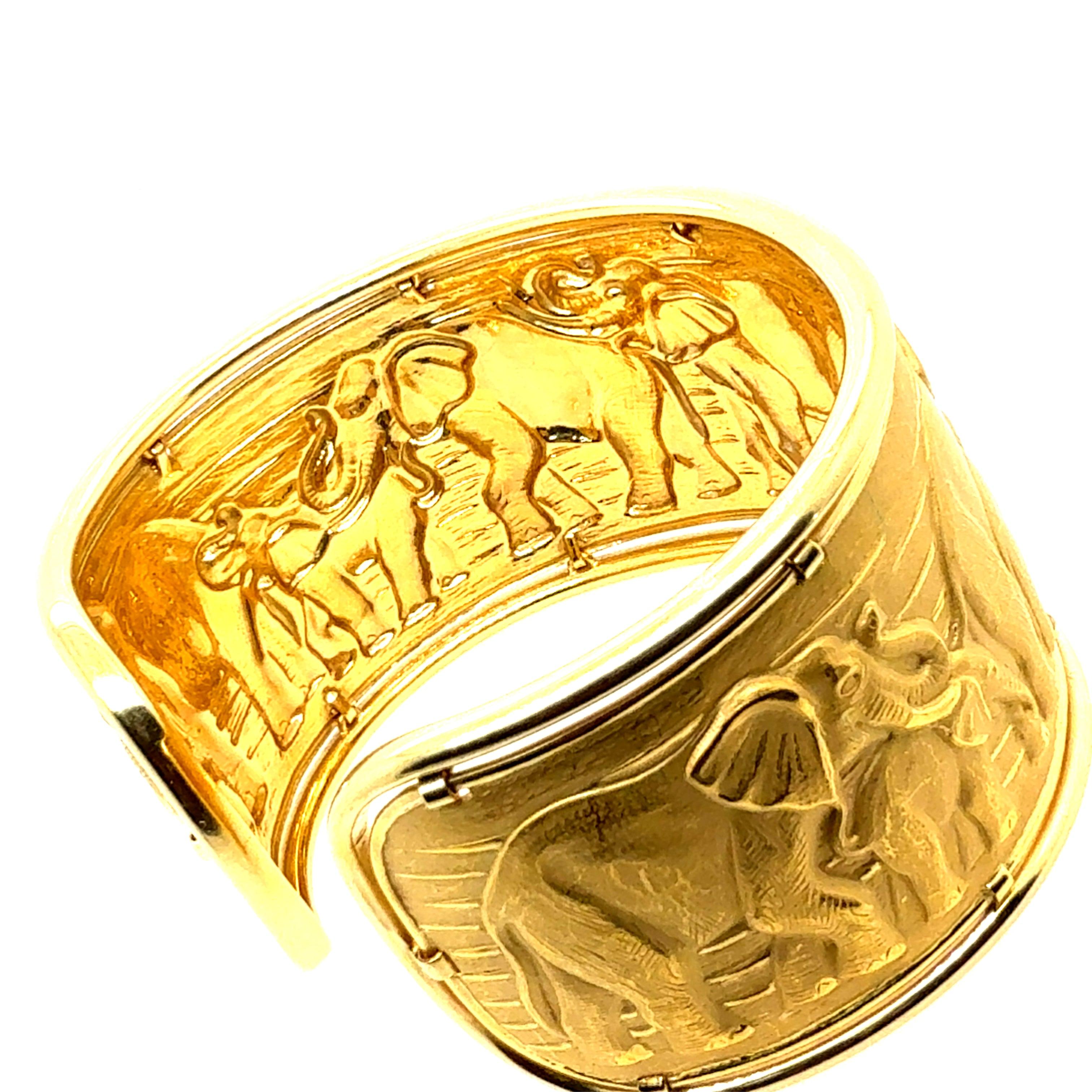 Bracelet rétro en or signé Carrera y Carrera Elephant Repousse Cuff Bangle en vente 3
