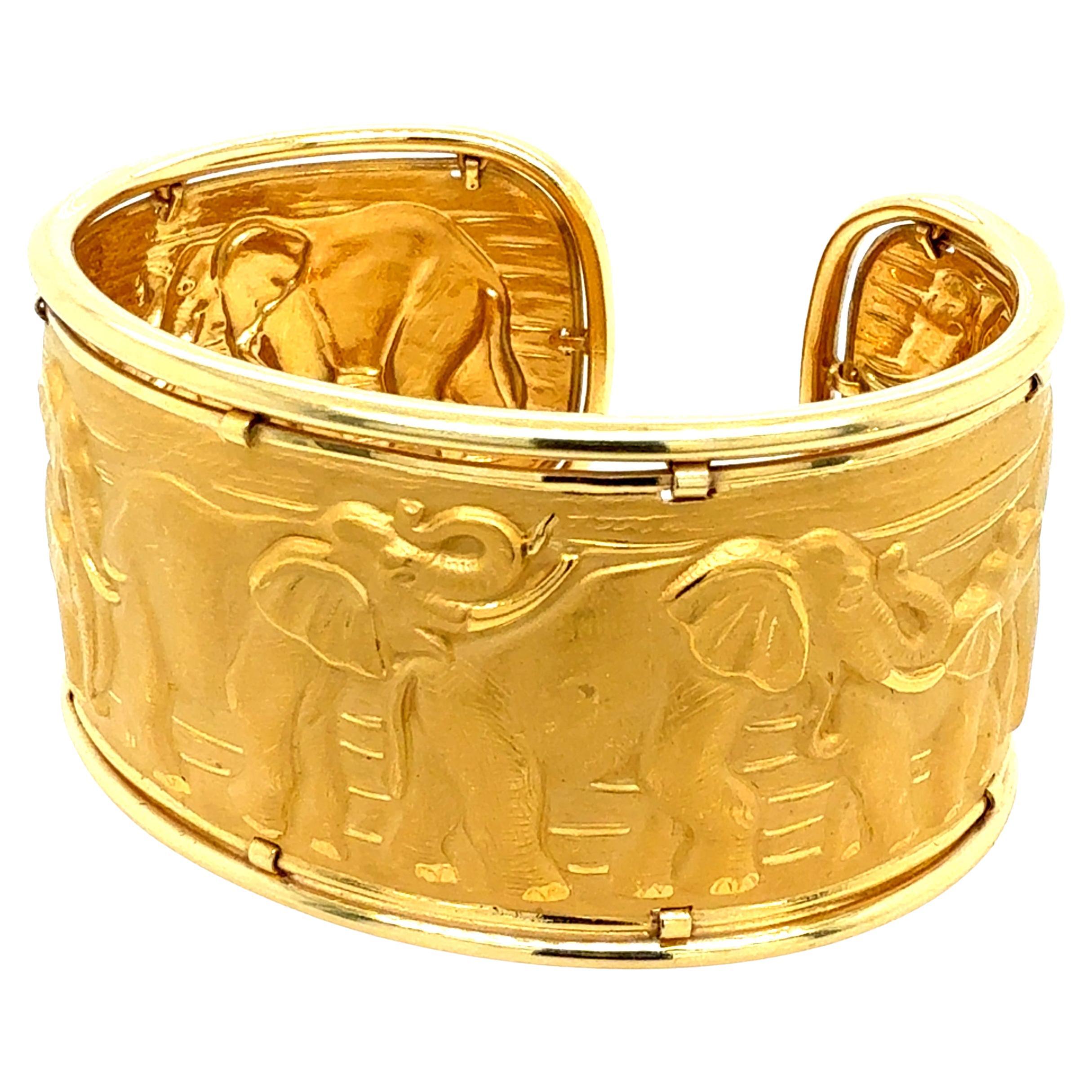 Bracelet rétro en or signé Carrera y Carrera Elephant Repousse Cuff Bangle en vente
