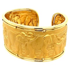 Bracelet rétro en or signé Carrera y Carrera Elephant Repousse Cuff Bangle