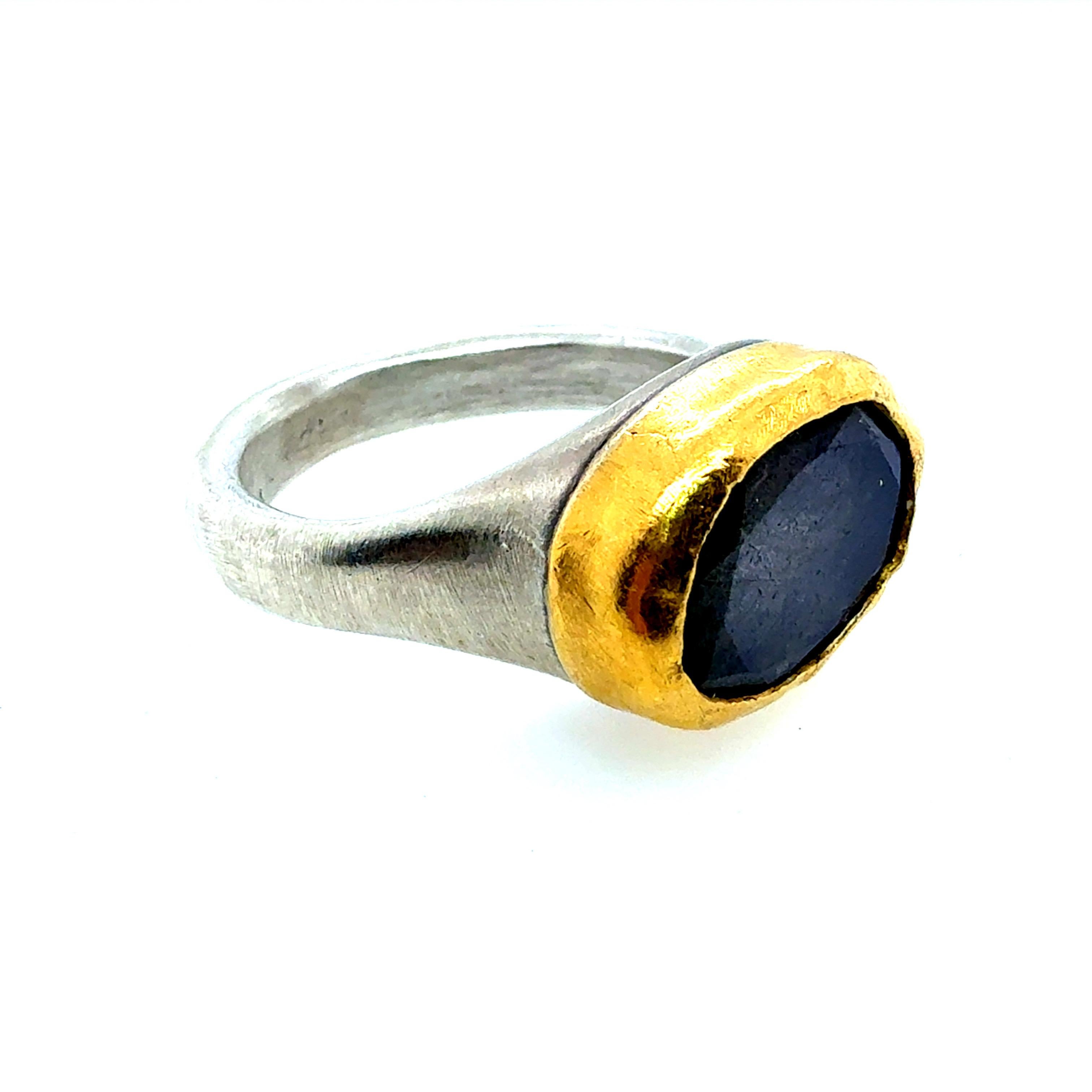 Uno splendido anello con labradorite realizzato in argento con accenti in oro giallo. L'anello è una misura 5¼ e pesa circa 7 g. La parte superiore misura circa 15 mm e la fascia è larga 10,5 mm, creando un profilo audace ed elegante.

La sua