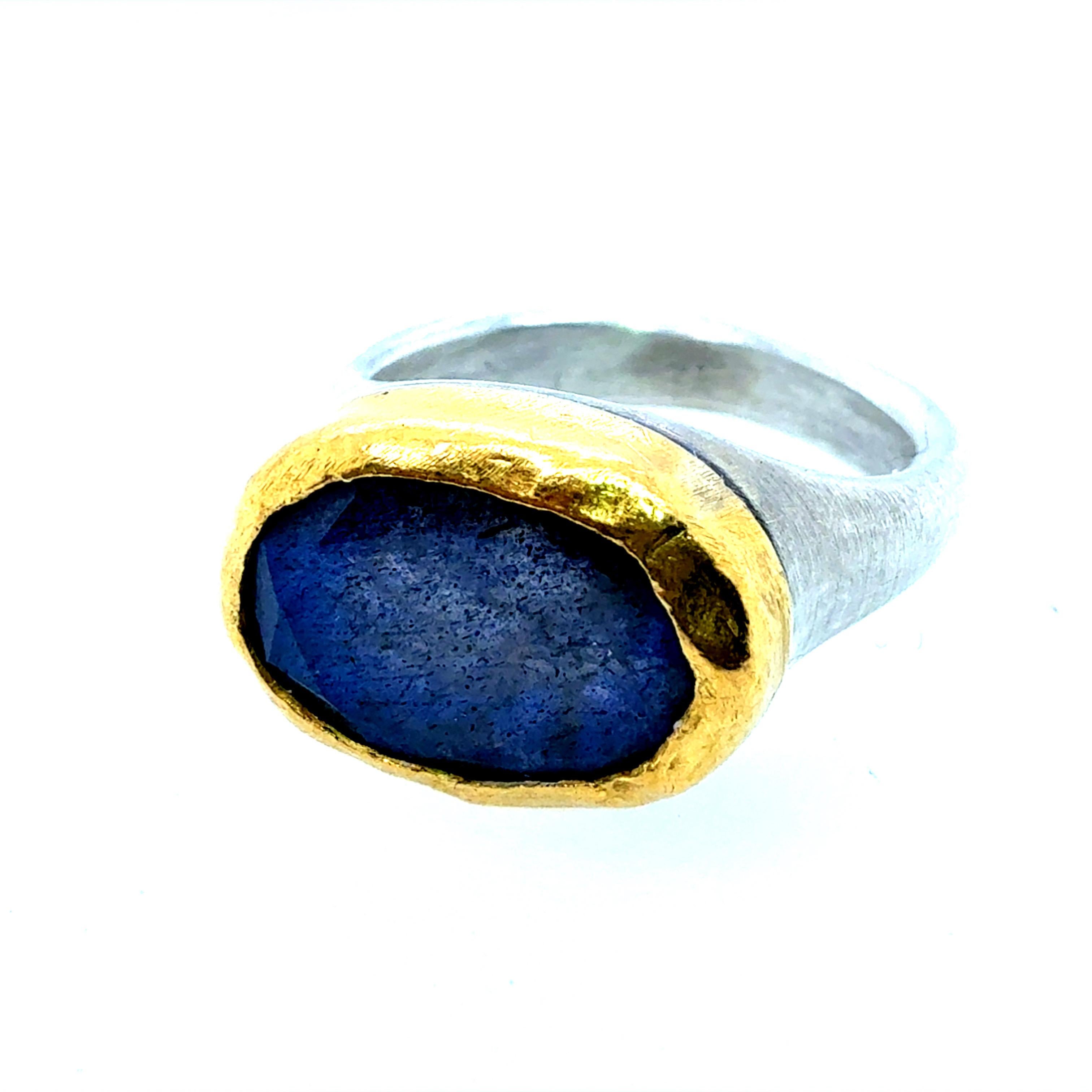 Rétro Anello retrò in oro e argento con labradorite blu iridescente Circa 1990 in vendita