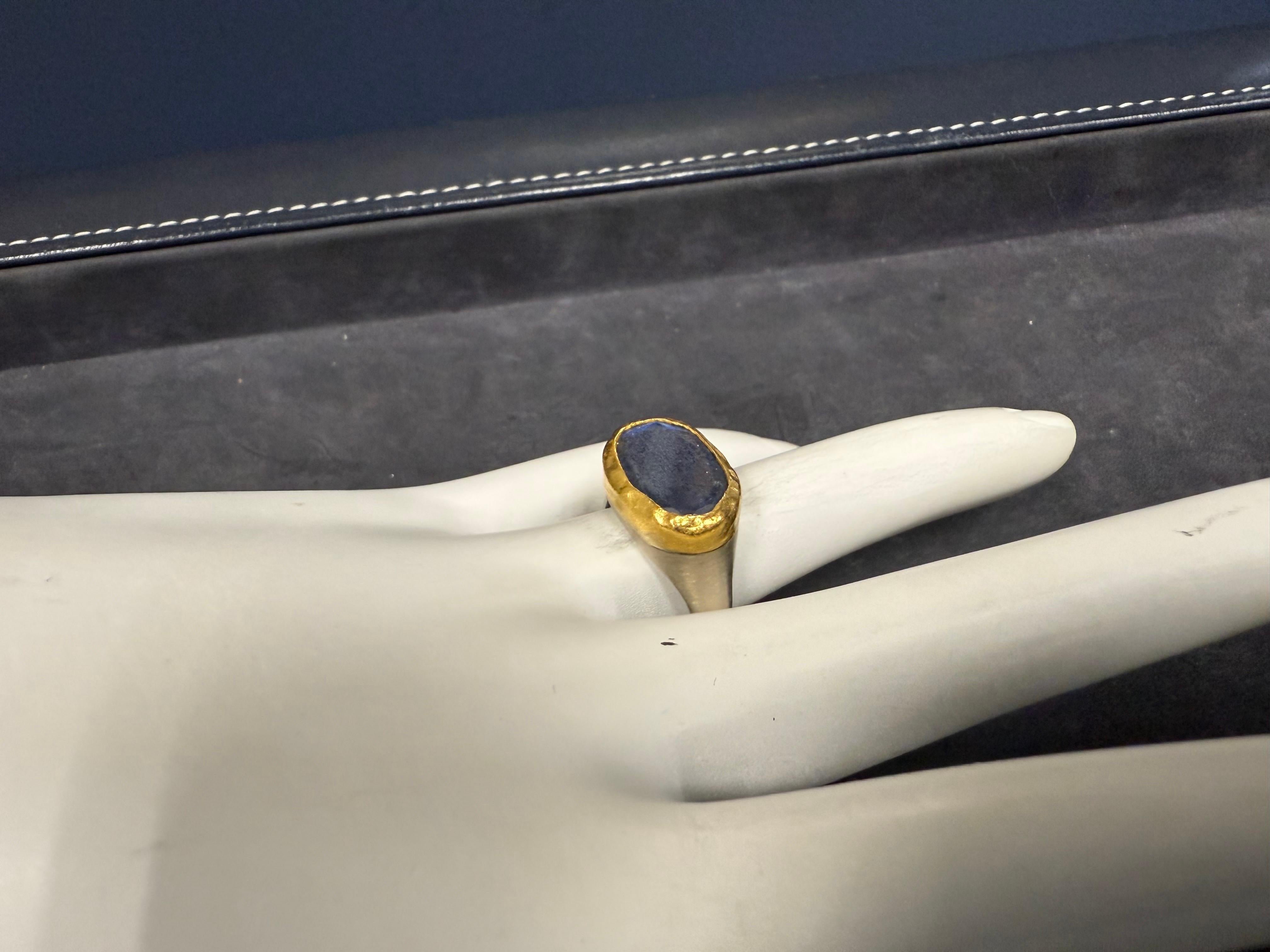 Anello retrò in oro e argento con labradorite blu iridescente Circa 1990 in vendita 1