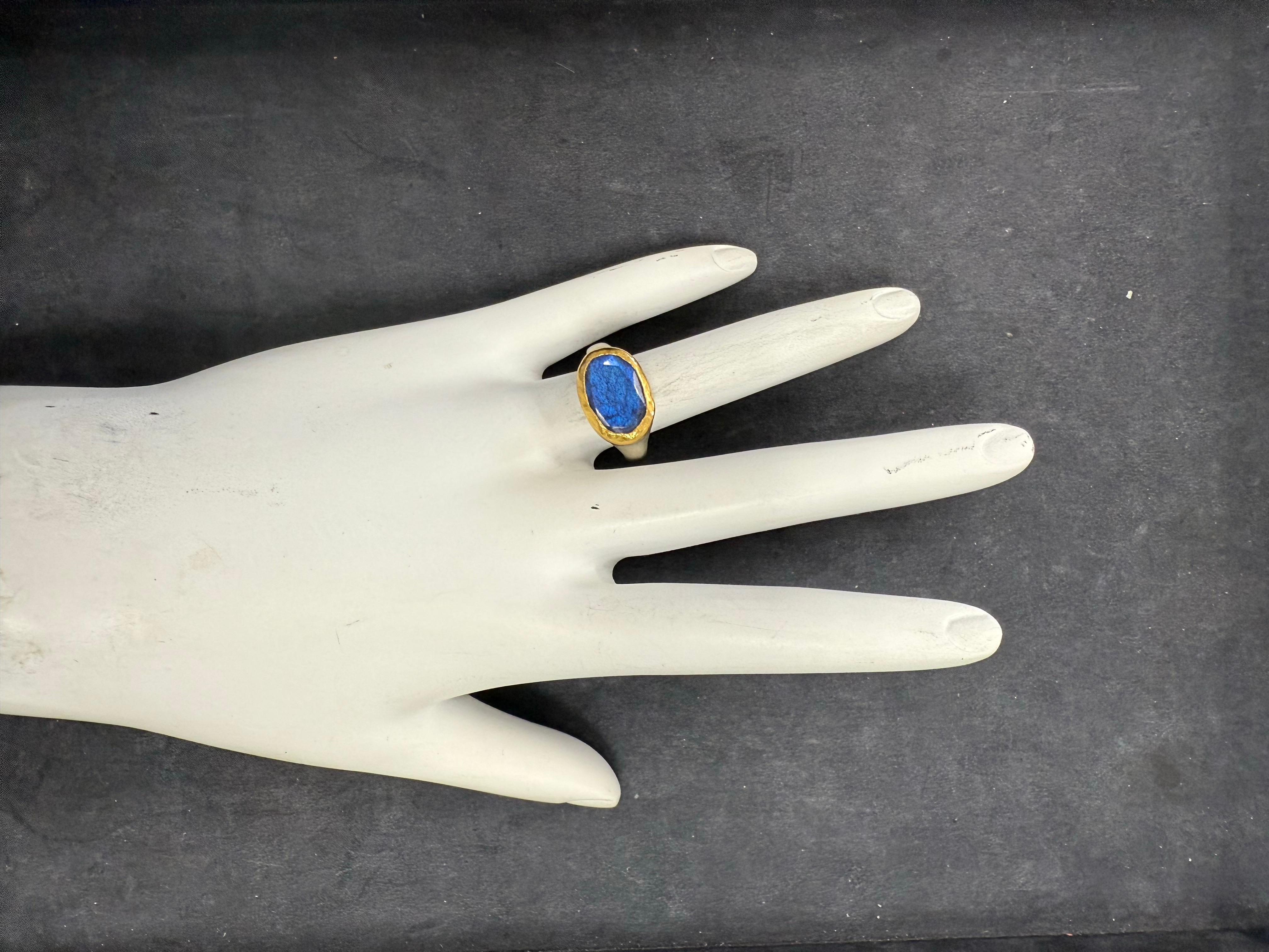 Anello retrò in oro e argento con labradorite blu iridescente Circa 1990 in vendita 2