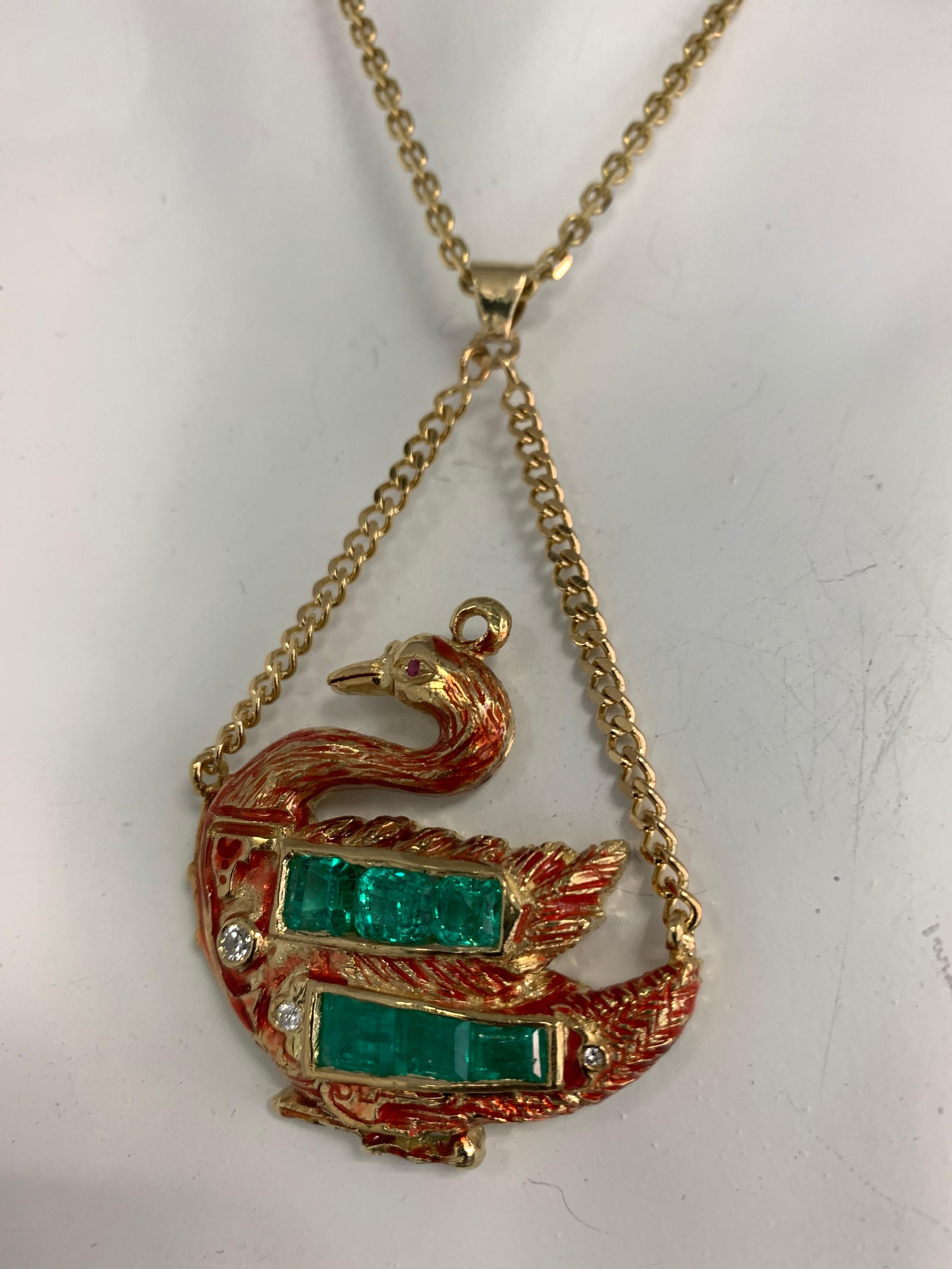 Moderne Pendentif Swan en or certifié GIA 6.50 Carat Emeraude Colombienne Naturelle Circa 1950 en vente